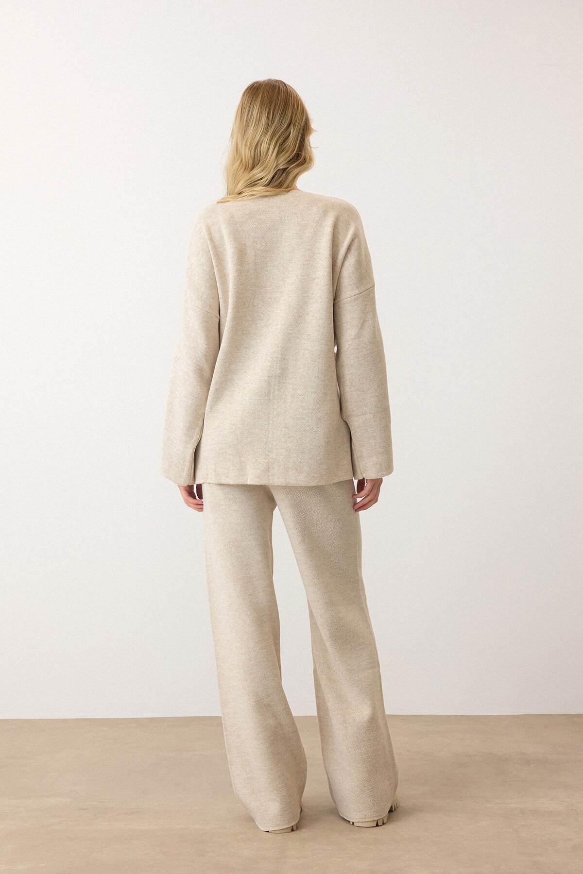 Bej V Yaka Kuşaklı Bol Paça İkili Takım