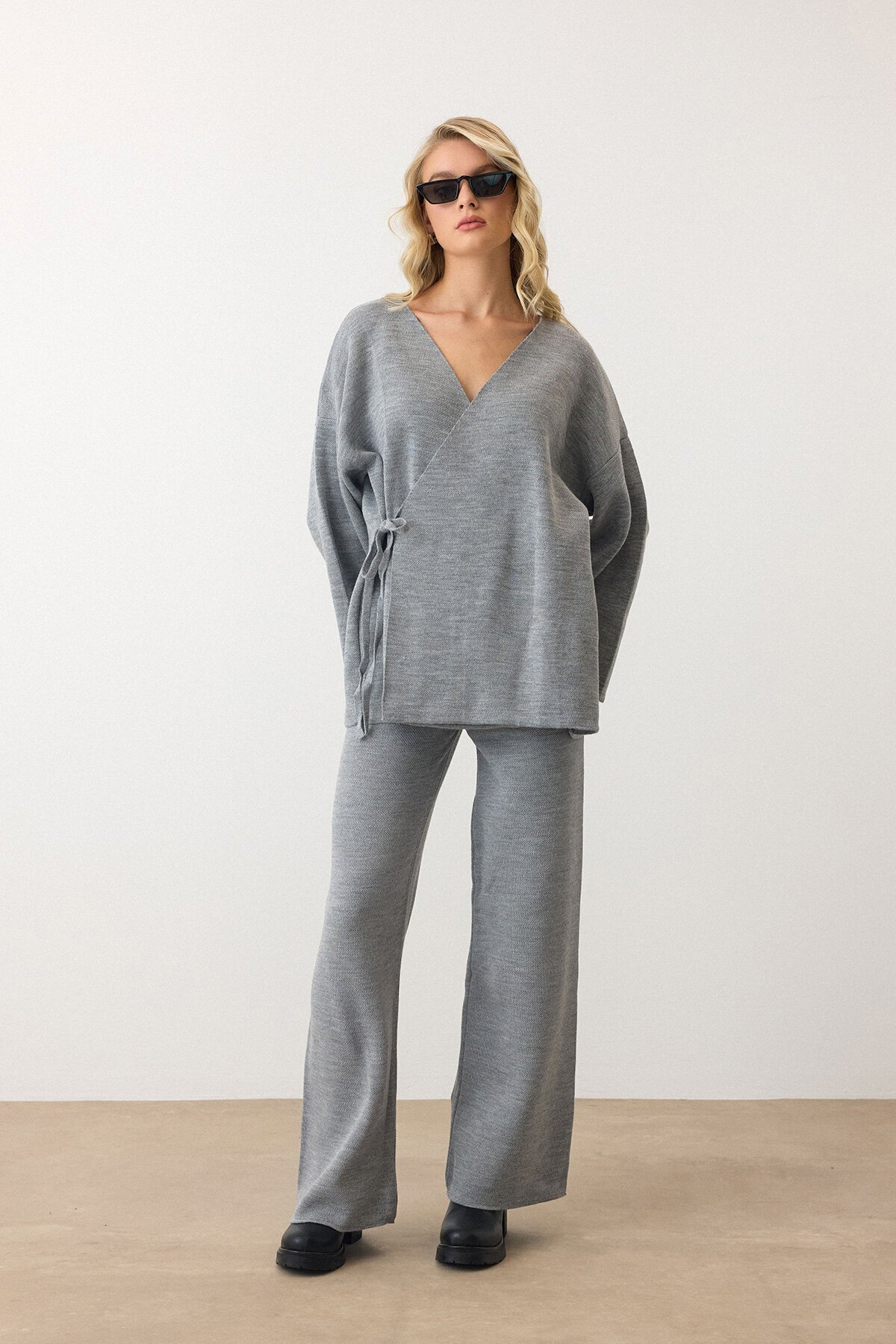 Gri V Yaka Kuşaklı Bol Paça İkili Takım
