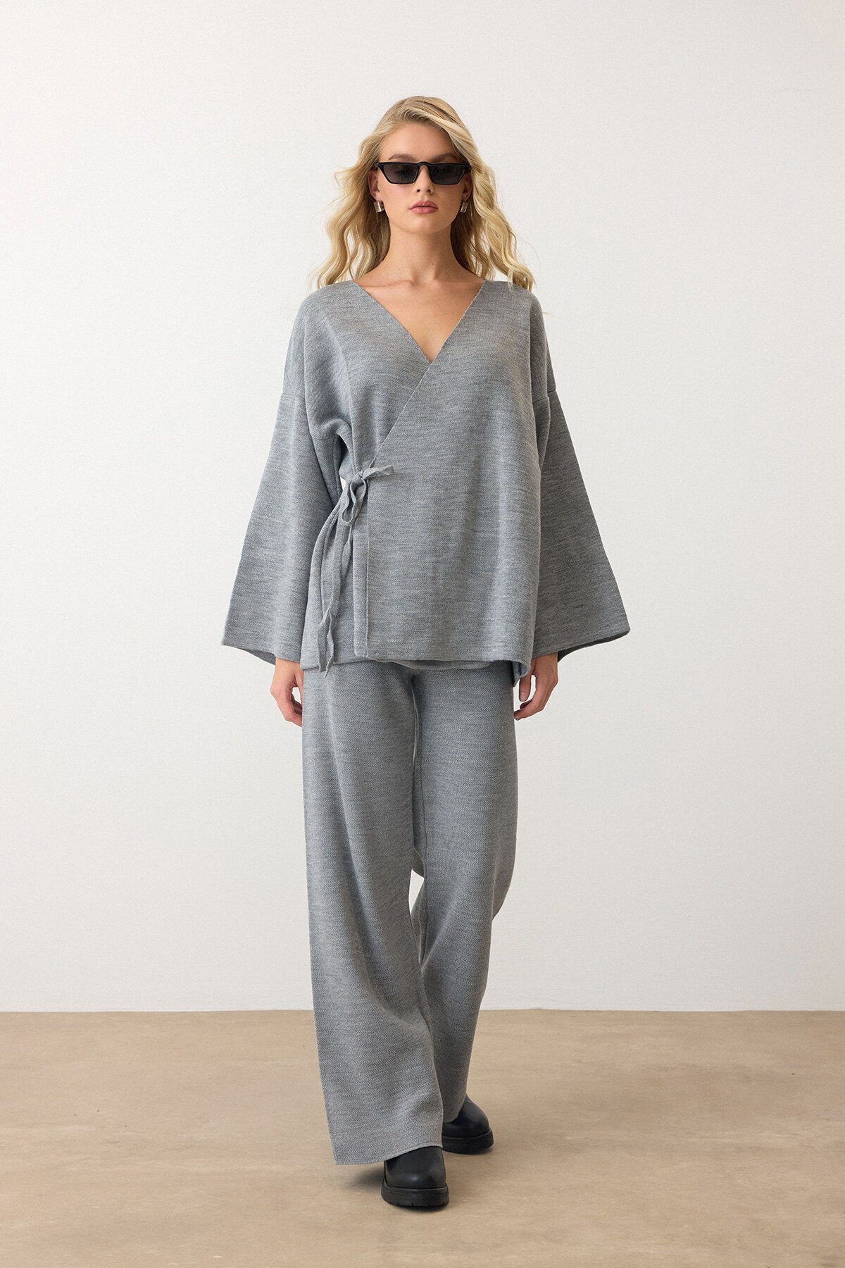 Gri V Yaka Kuşaklı Bol Paça İkili Takım