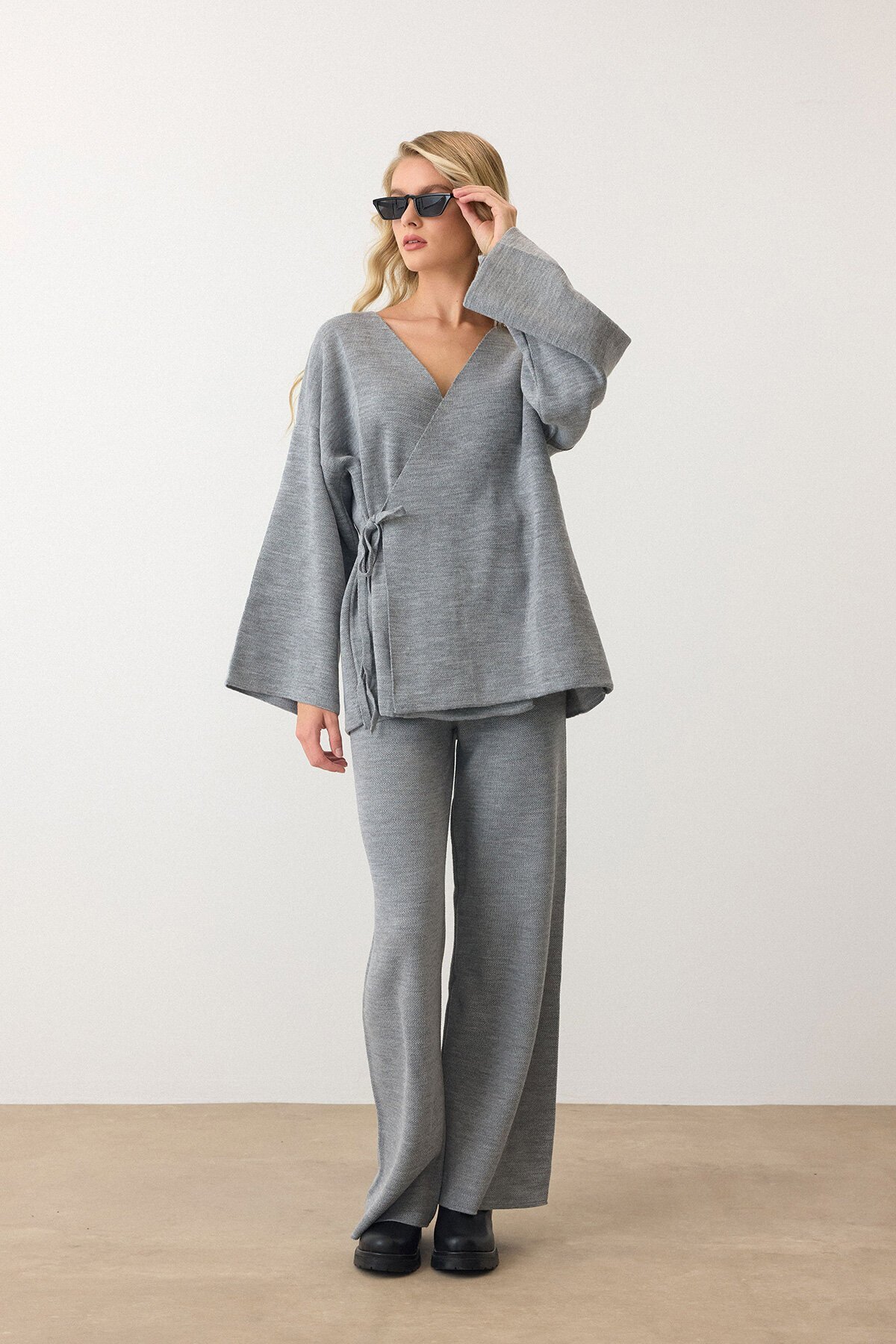 Gri V Yaka Kuşaklı Bol Paça İkili Takım