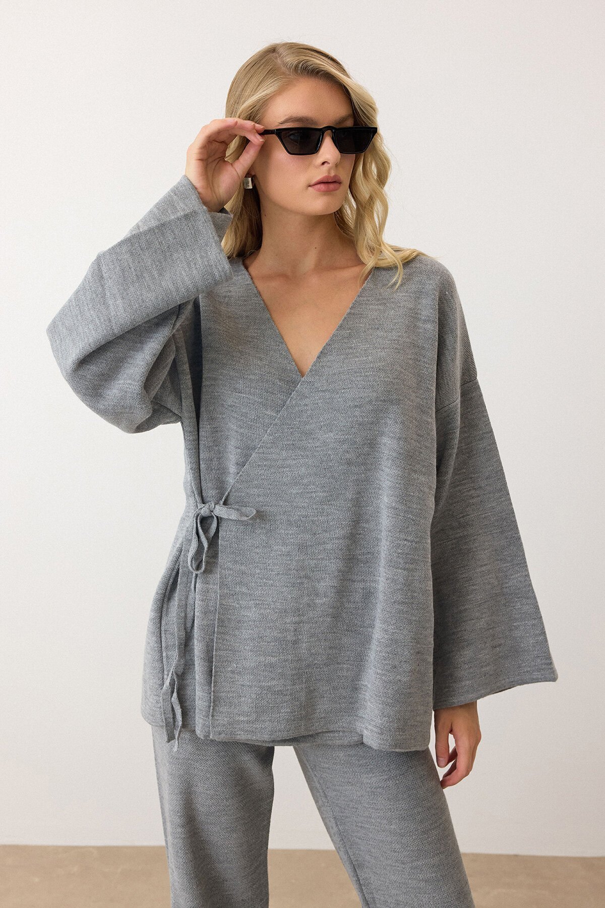 Gri V Yaka Kuşaklı Bol Paça İkili Takım