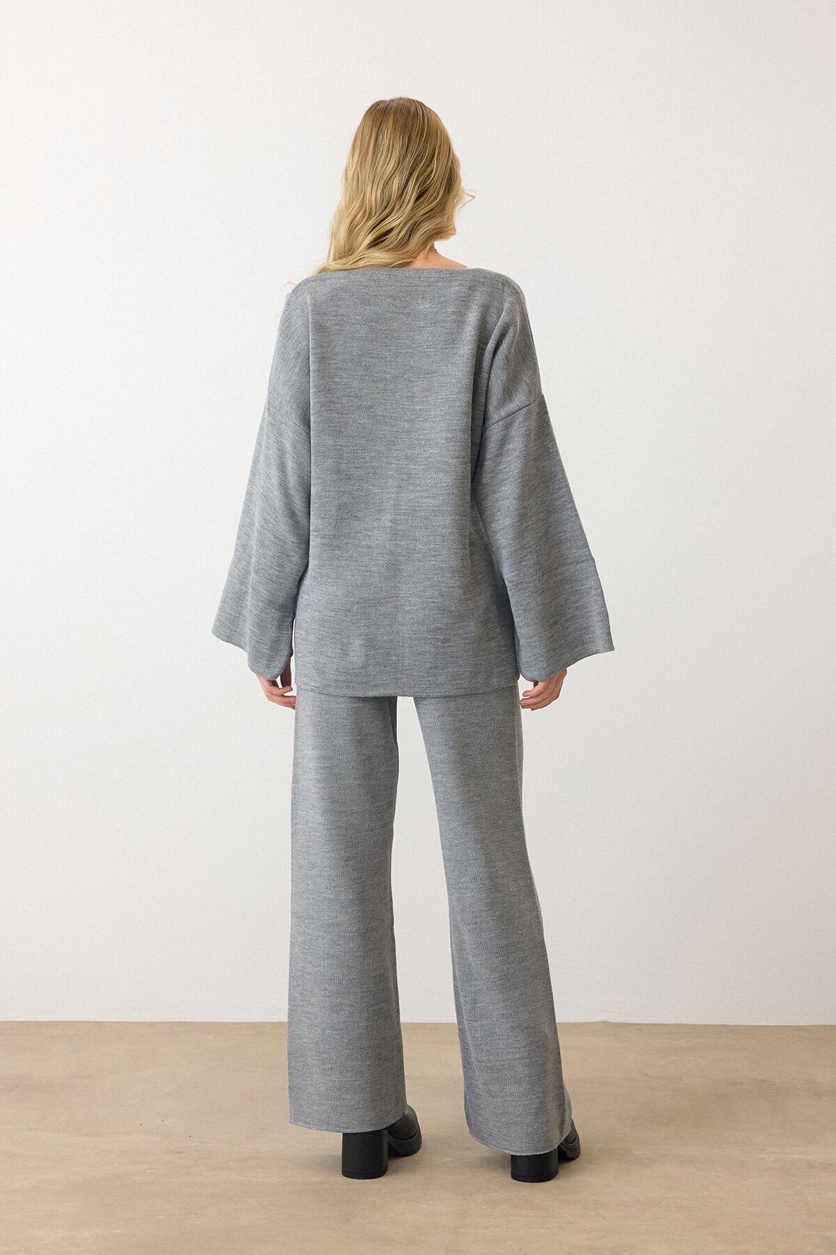 Gri V Yaka Kuşaklı Bol Paça İkili Takım