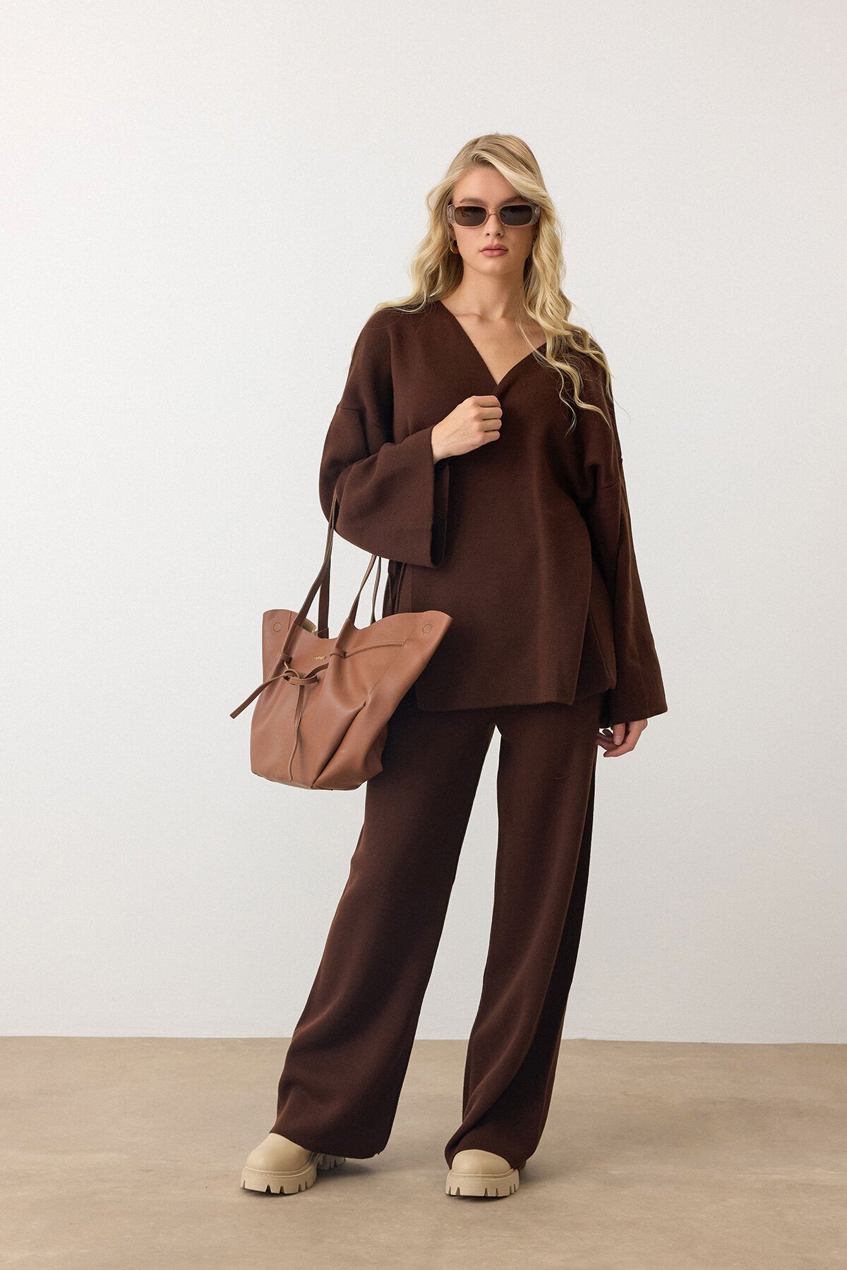 Kahverengi V Yaka Kuşaklı Bol Paça İkili Takım