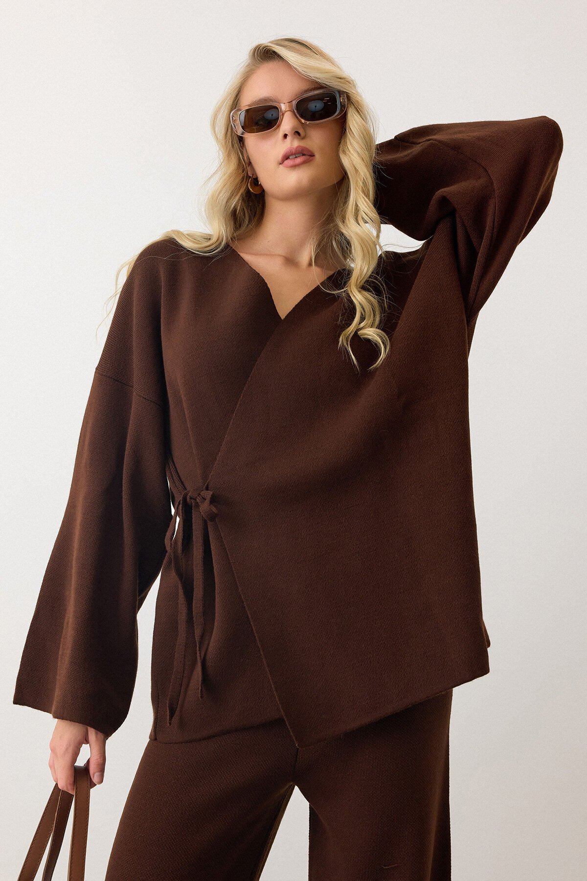 Kahverengi V Yaka Kuşaklı Bol Paça İkili Takım