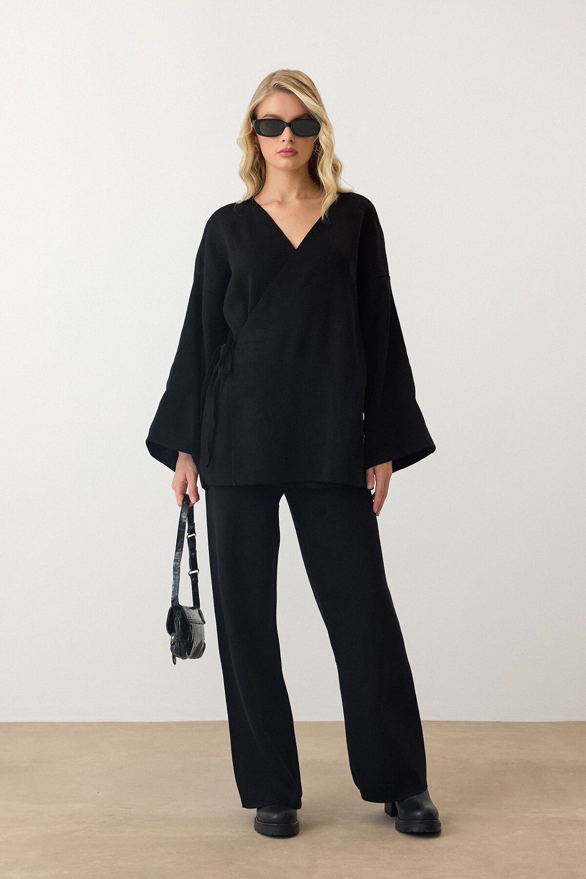 Siyah V Yaka Kuşaklı Bol Paça İkili Takım