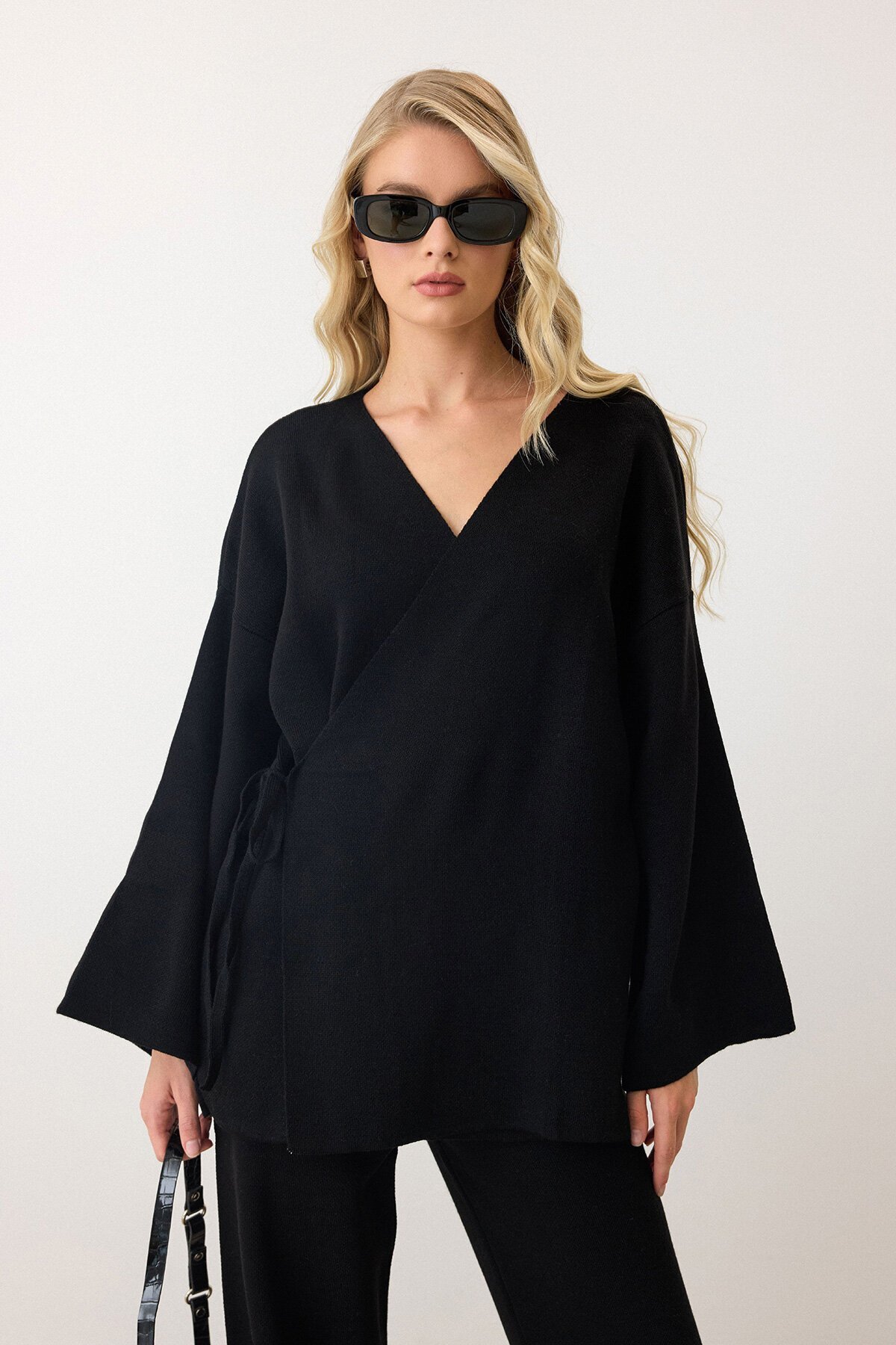 Siyah V Yaka Kuşaklı Bol Paça İkili Takım