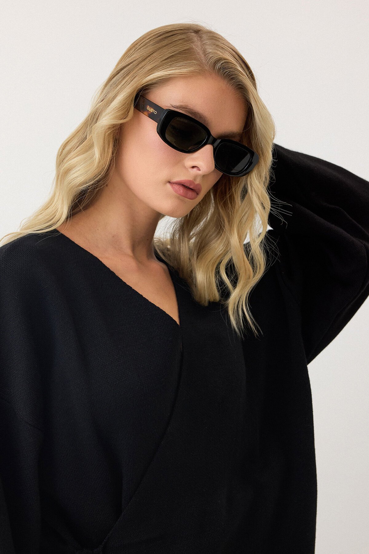 Siyah V Yaka Kuşaklı Bol Paça İkili Takım