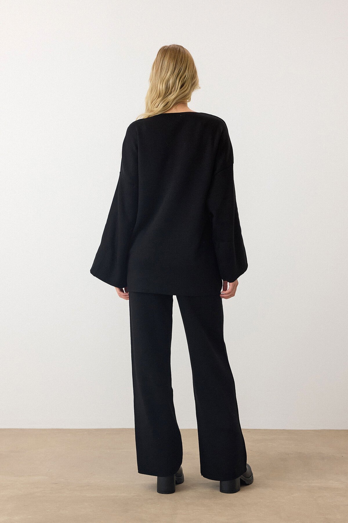 Siyah V Yaka Kuşaklı Bol Paça İkili Takım