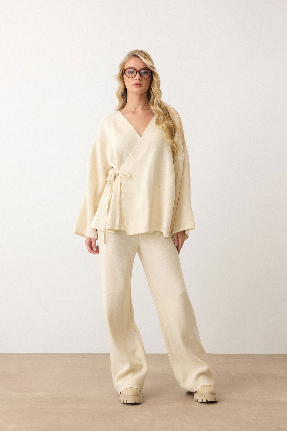 Krem V Yaka Kuşaklı Bol Paça İkili Takım