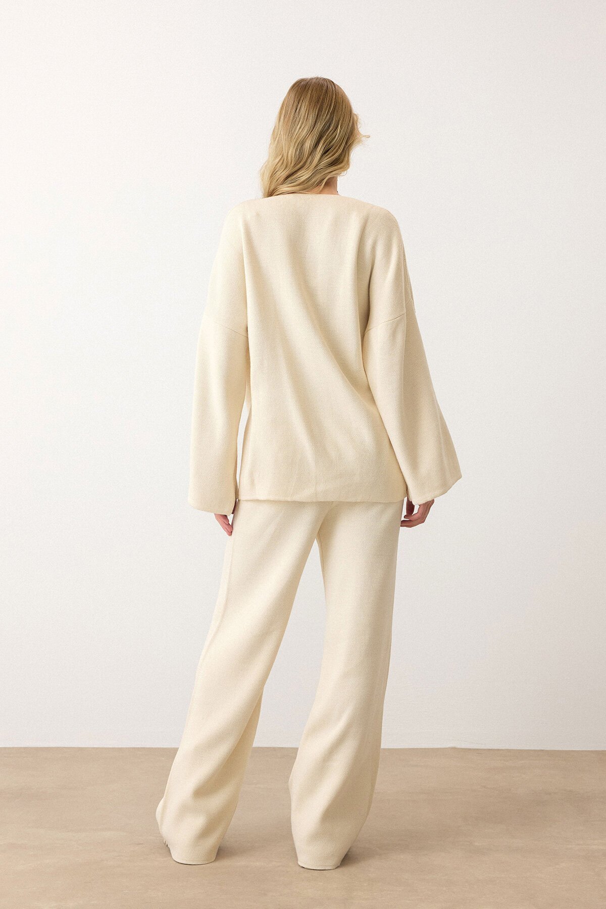 Krem V Yaka Kuşaklı Bol Paça İkili Takım