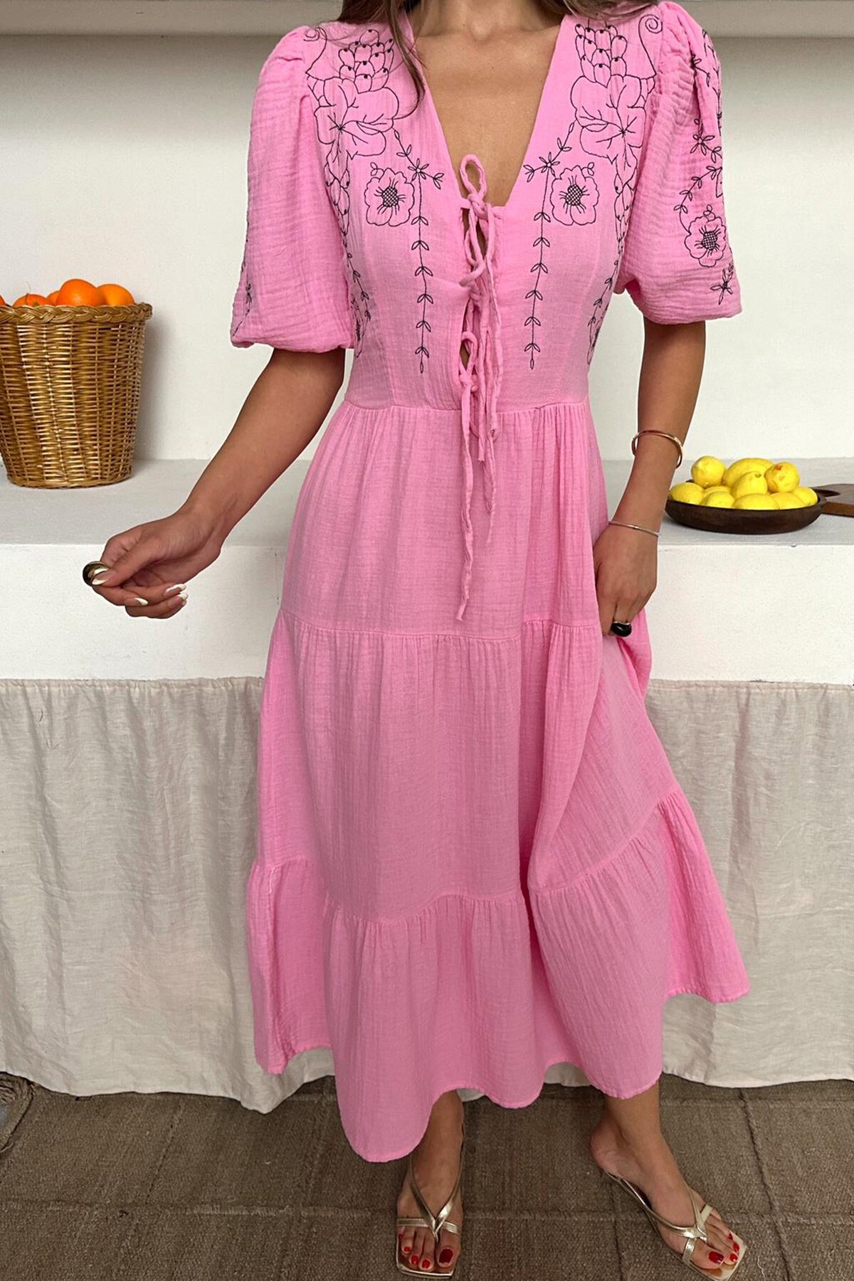 Pembe V Yaka Nakış İşlemeli Astarlı Müslin Elbise