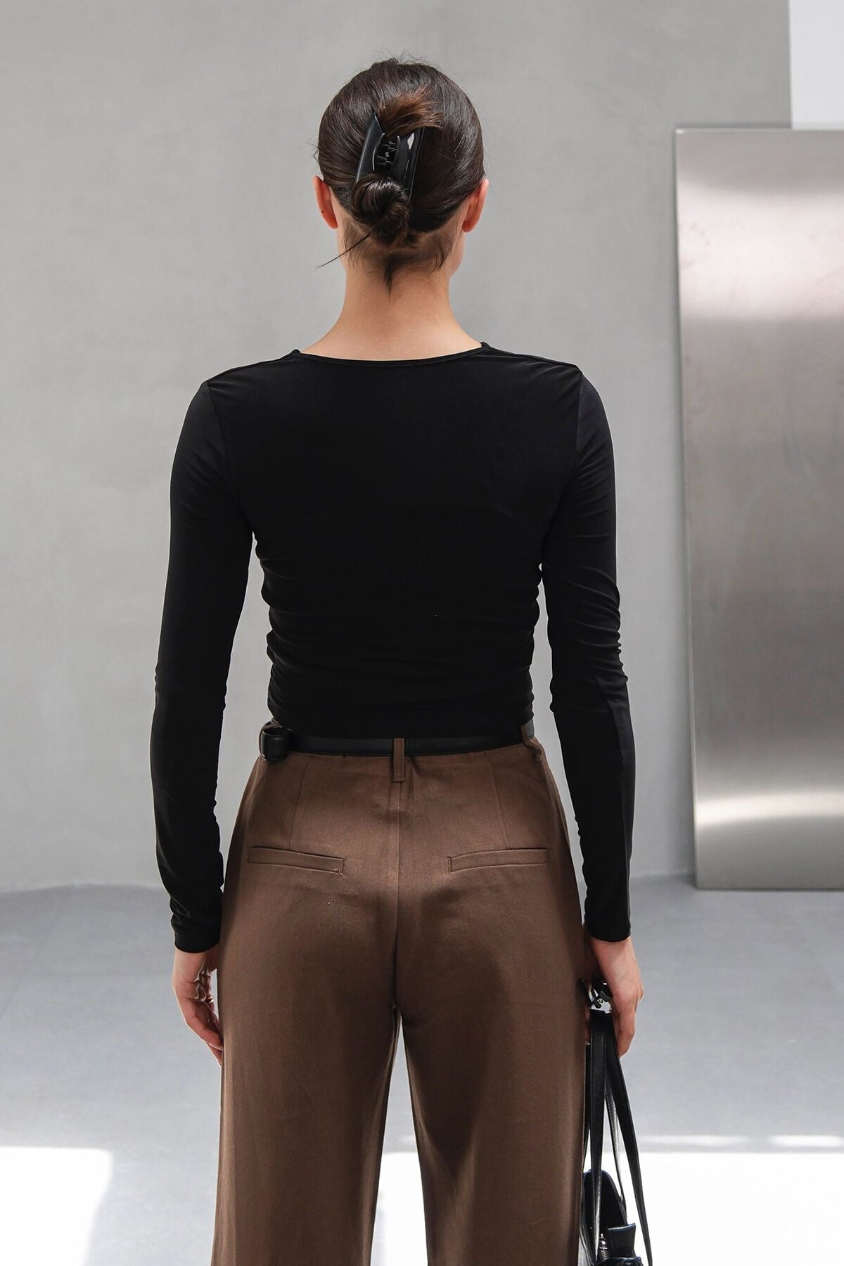 Siyah V Yaka Önü Büzgü Düğümlü Uzun Kollu Bluz