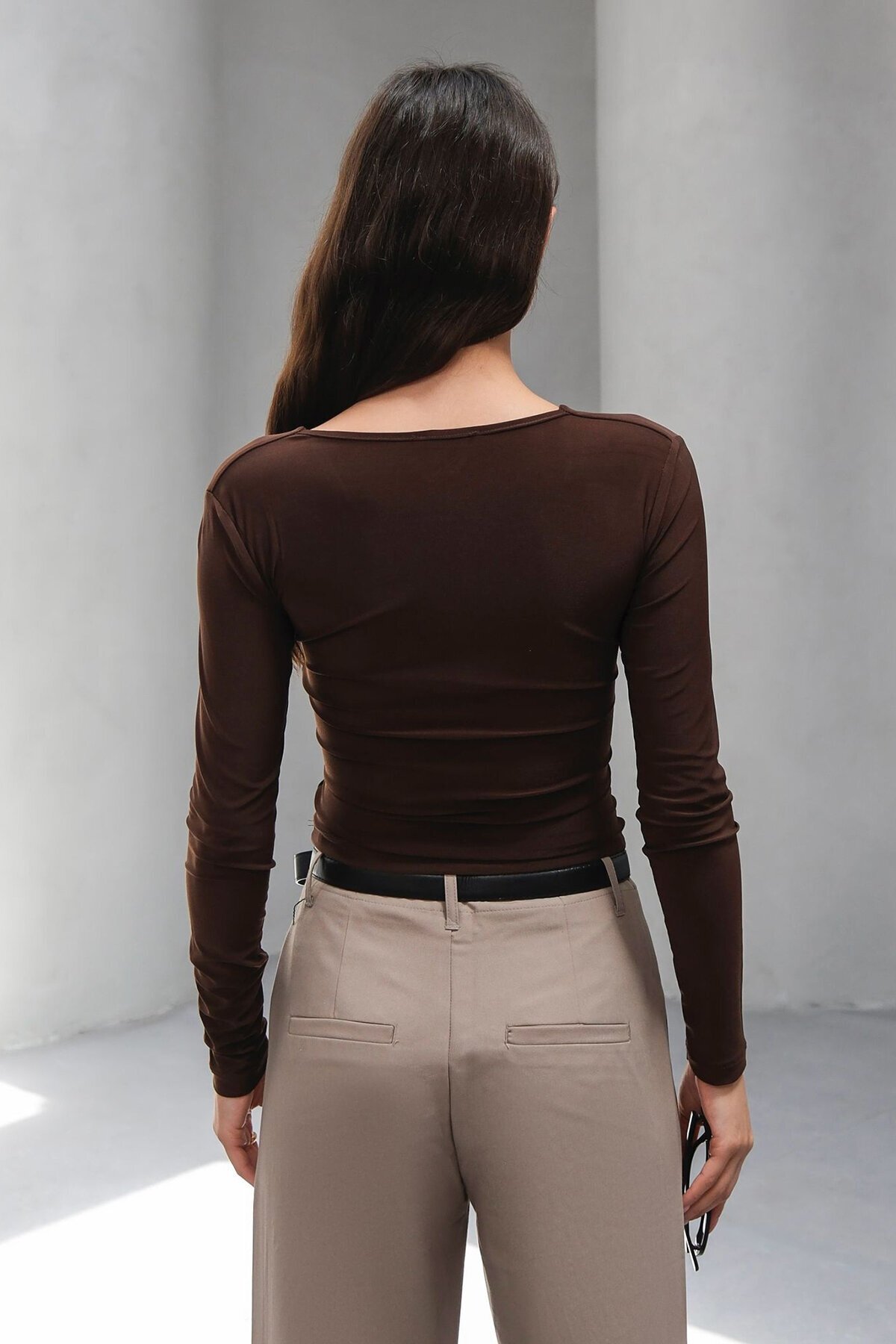 Kahverengi V Yaka Önü Büzgü Düğümlü Uzun Kollu Bluz