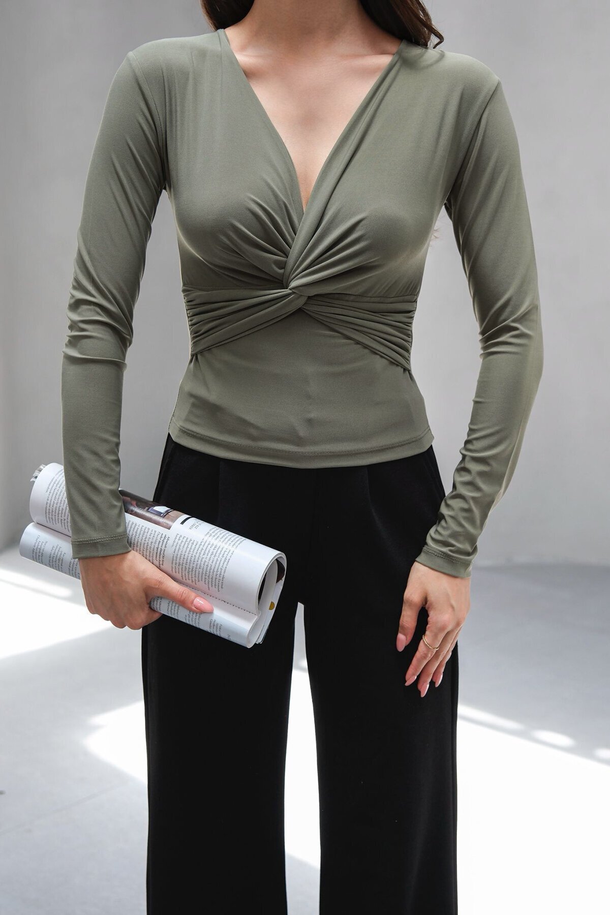 Haki V Yaka Önü Büzgü Düğümlü Uzun Kollu Bluz