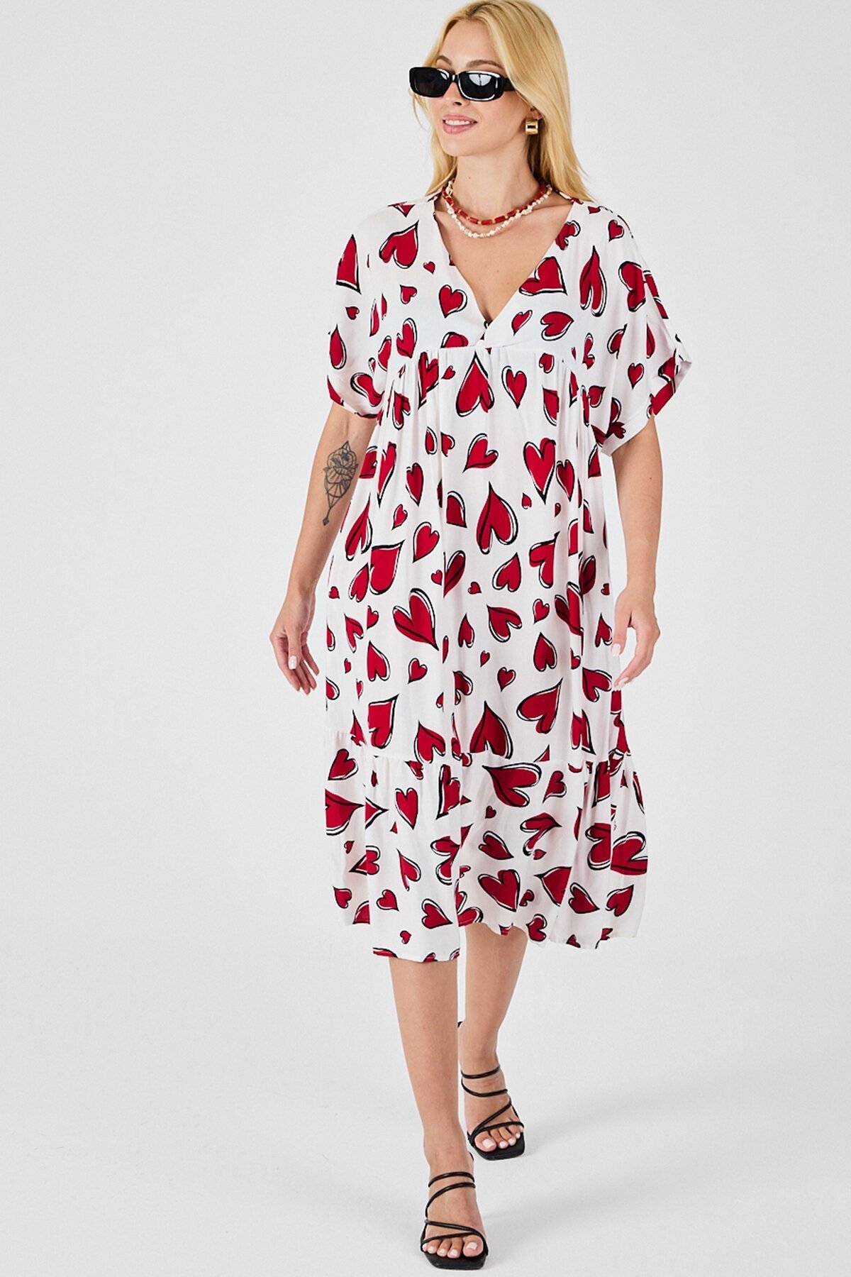 Kırmızı-Beyaz V Yaka Oversize Kesim Desenli Çift Cepli Volanlı Elbise