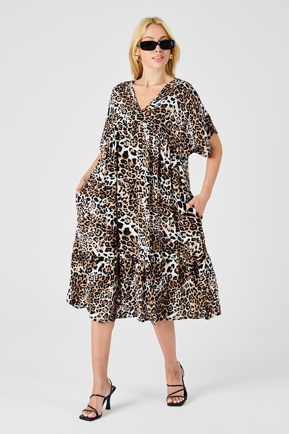 Leopar V Yaka Oversize Kesim Desenli Çift Cepli Volanlı Elbise