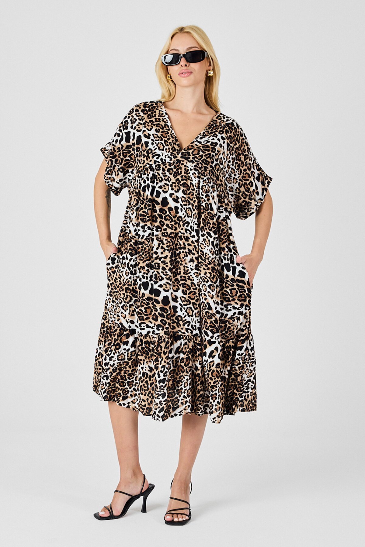 Leopar V Yaka Oversize Kesim Desenli Çift Cepli Volanlı Elbise
