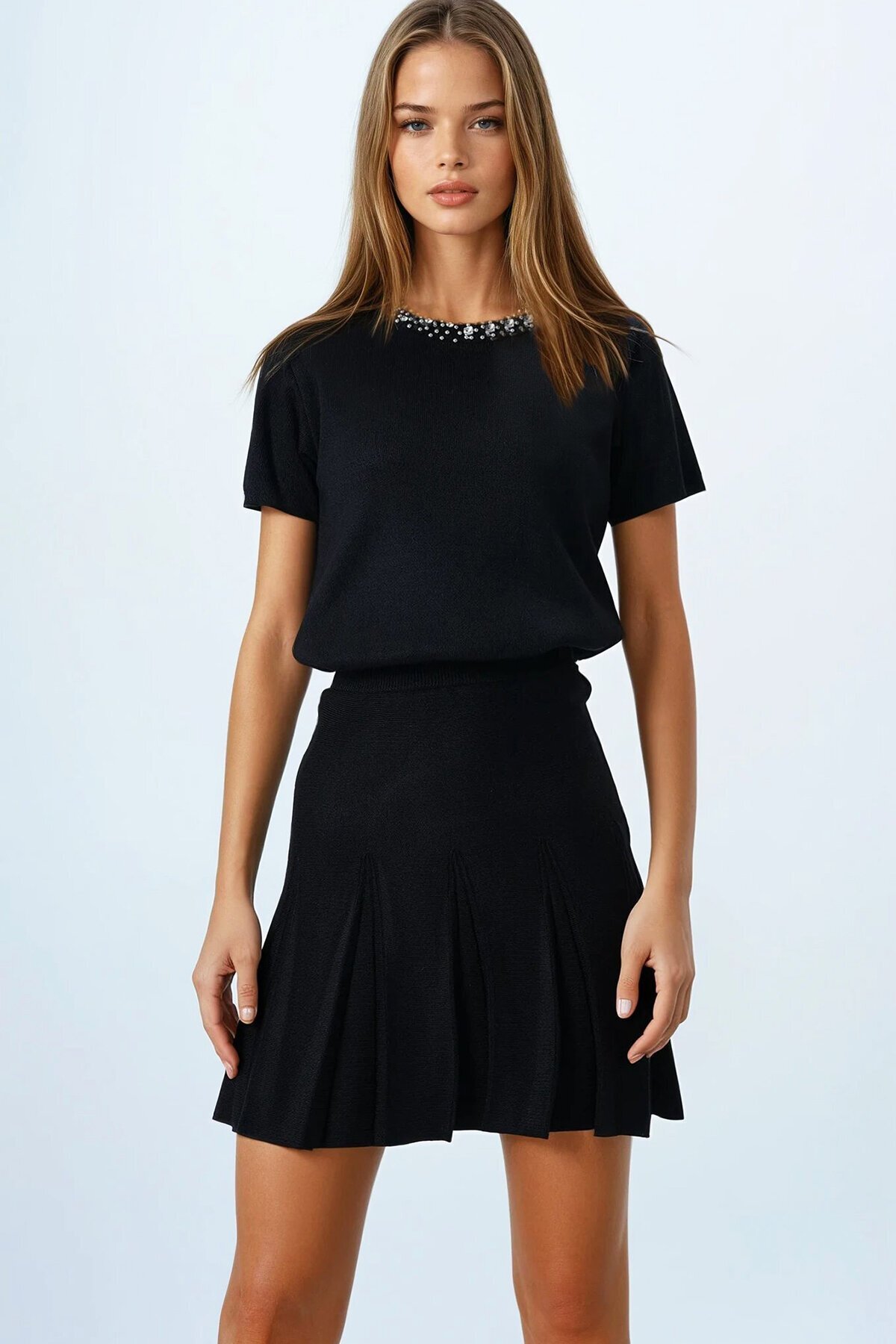 Siyah Yakası Taş İşlemeli Bluz Ve Pileli Etek Triko Takım