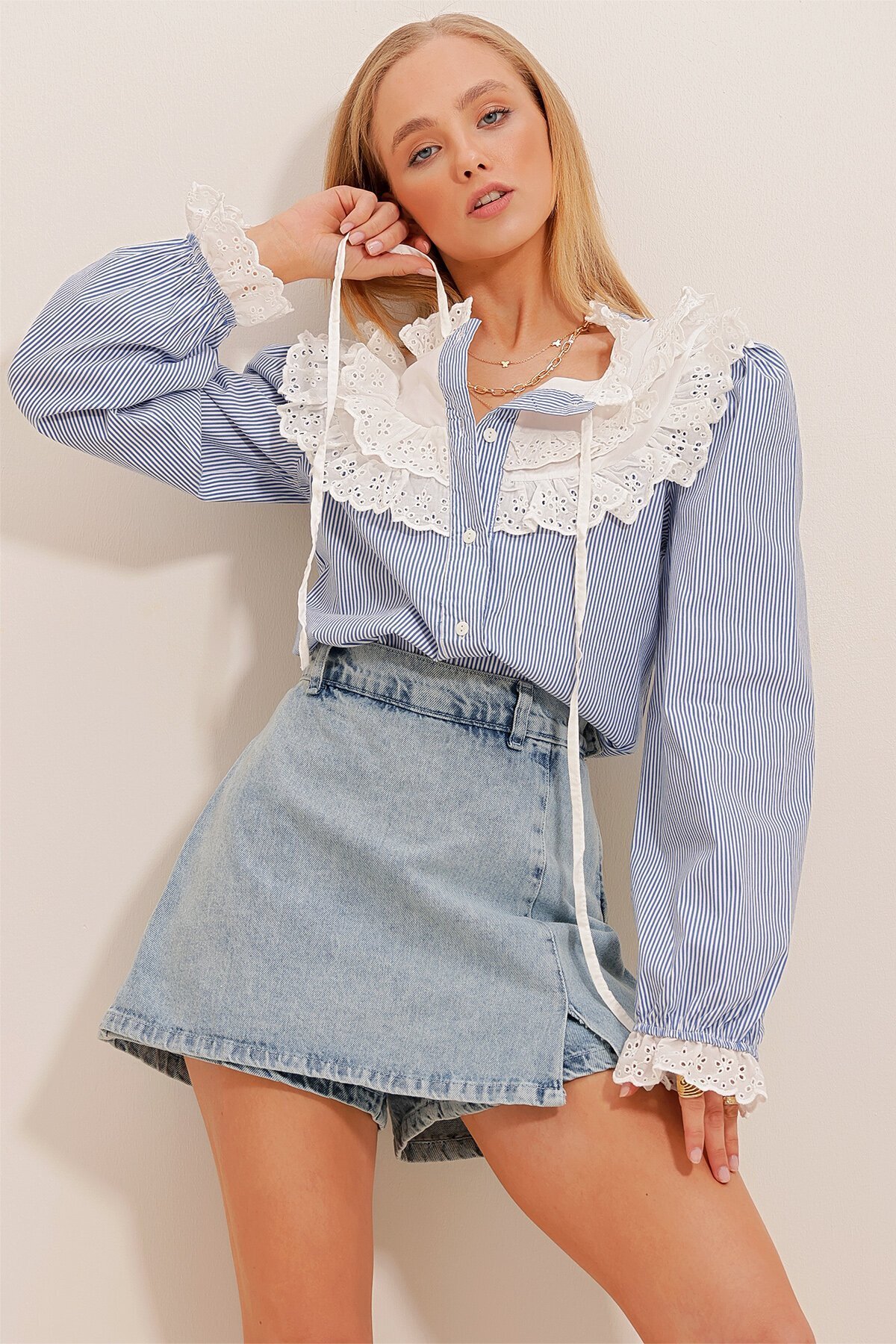 Mavi Yakası Ve Manşeti Güpürlü Çizgili Dokuma Gömlek