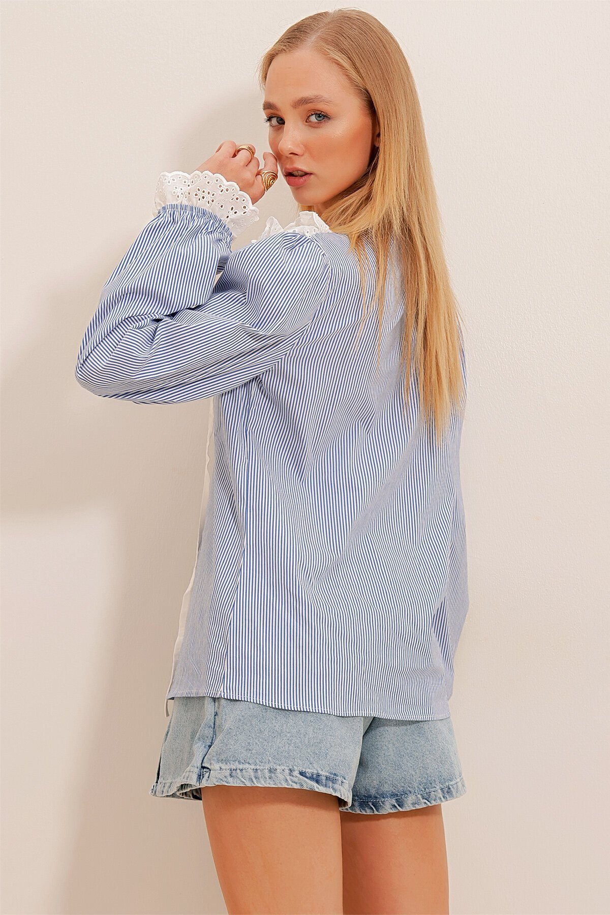 Mavi Yakası Ve Manşeti Güpürlü Çizgili Dokuma Gömlek