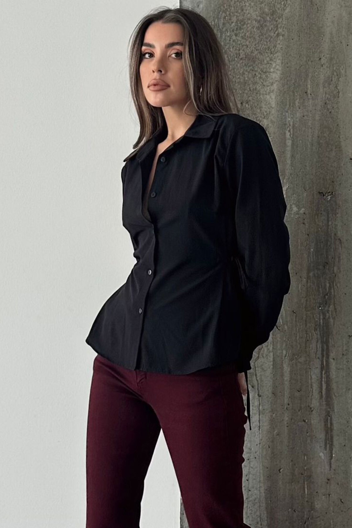 Siyah Yanları Bağlamalı Dokuma Gömlek
