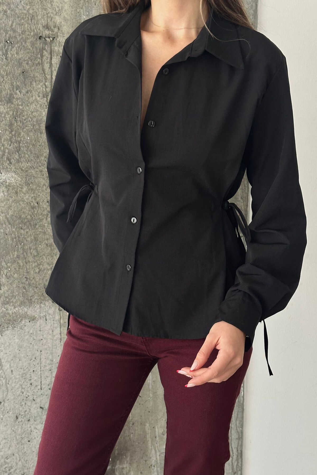 Siyah Yanları Bağlamalı Dokuma Gömlek
