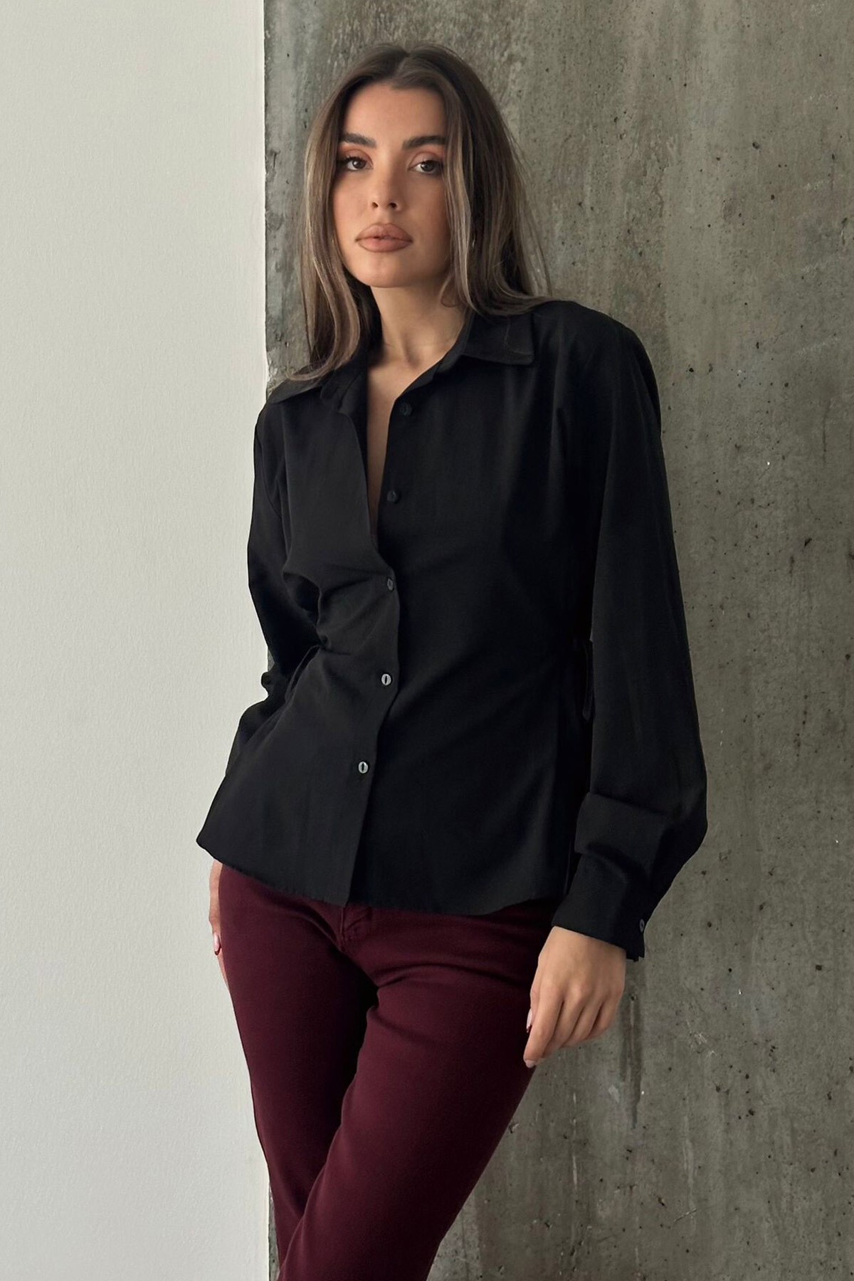 Siyah Yanları Bağlamalı Dokuma Gömlek