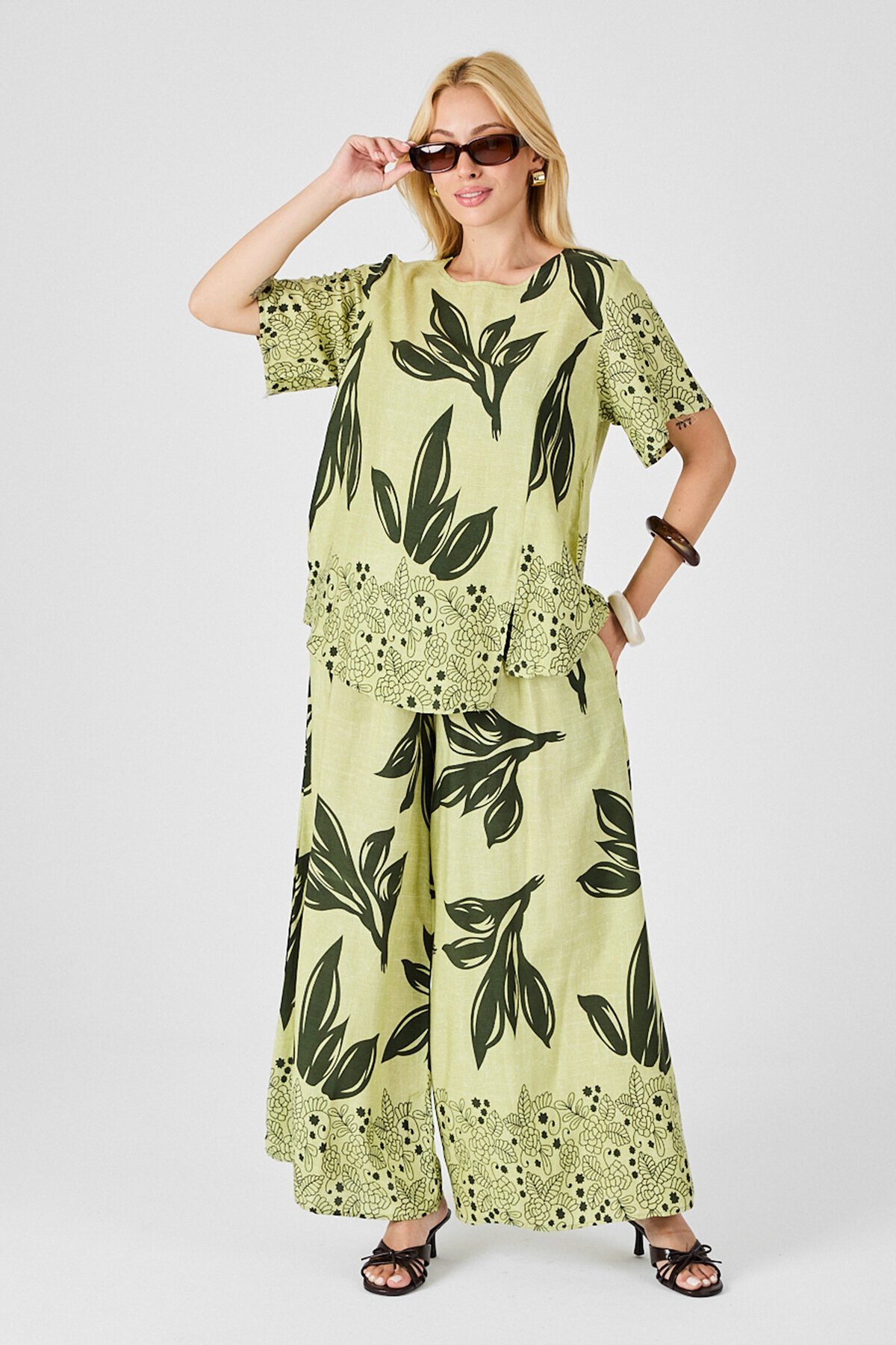 Zeytin Yeşili Yaprak Desenli Oversize Bluz Ve Bol Paça Pantolon Takım