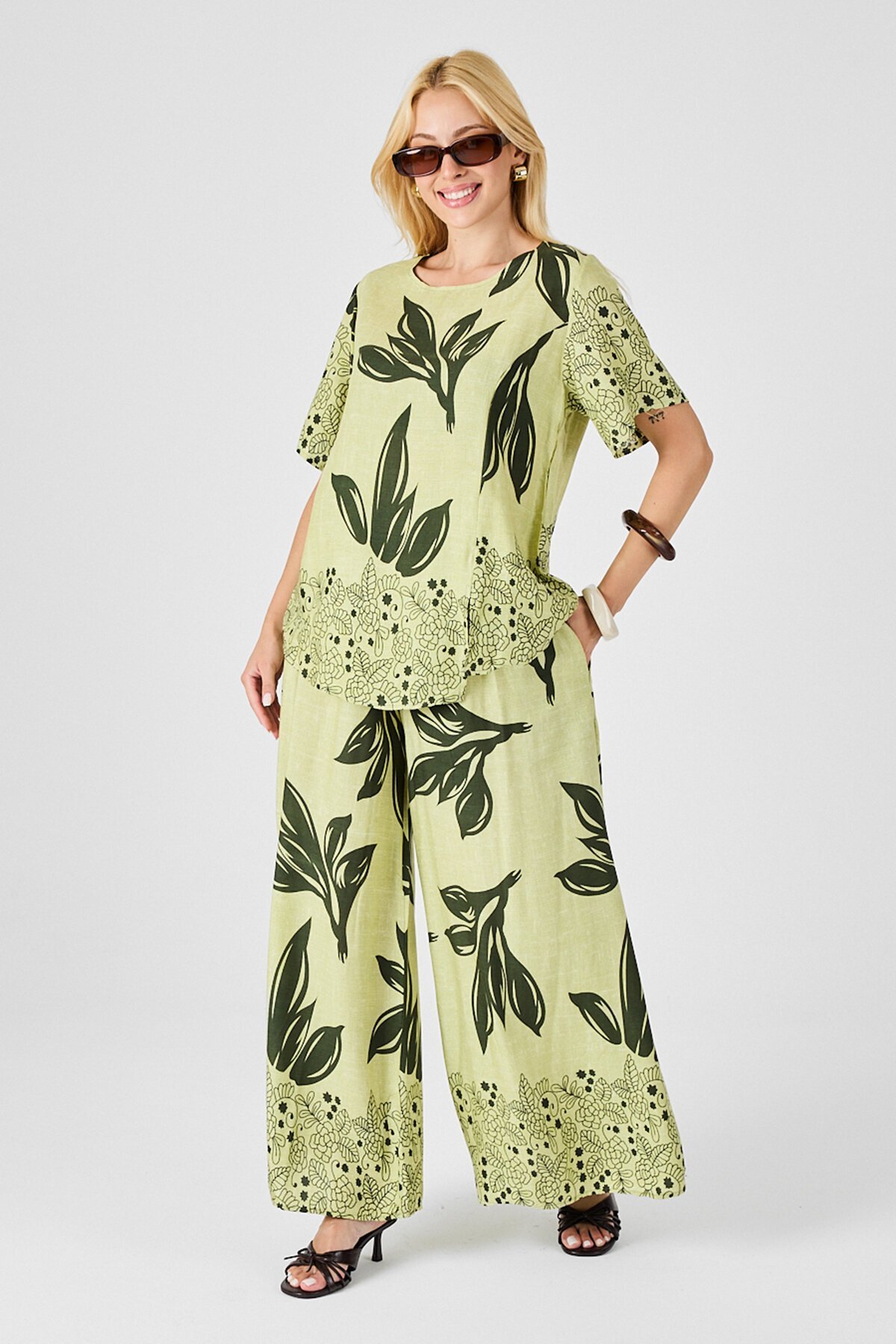 Zeytin Yeşili Yaprak Desenli Oversize Bluz Ve Bol Paça Pantolon Takım