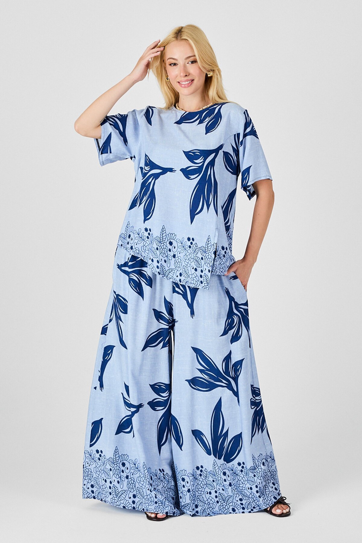 Buz Mavi Yaprak Desenli Oversize Bluz ve Bol Paça Pantolon Takım