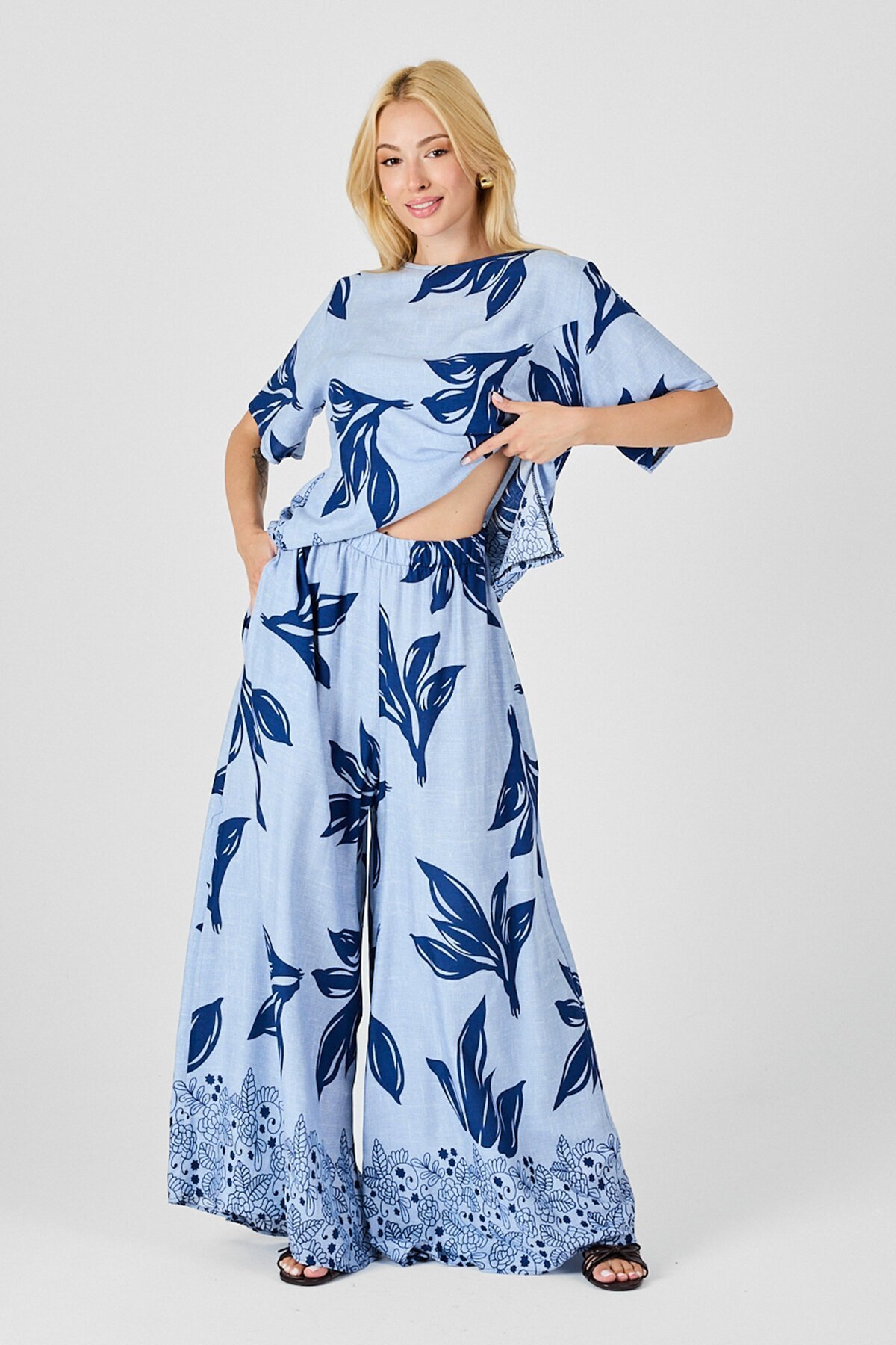 Buz Mavi Yaprak Desenli Oversize Bluz ve Bol Paça Pantolon Takım