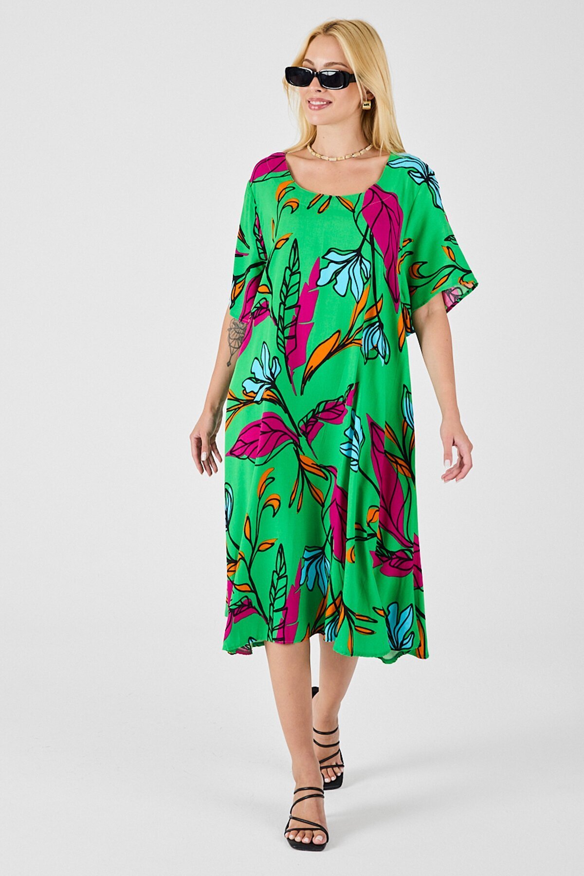Yeşil Yaprak Desenli U Yaka Kısa Kollu Midi Boy Elbise