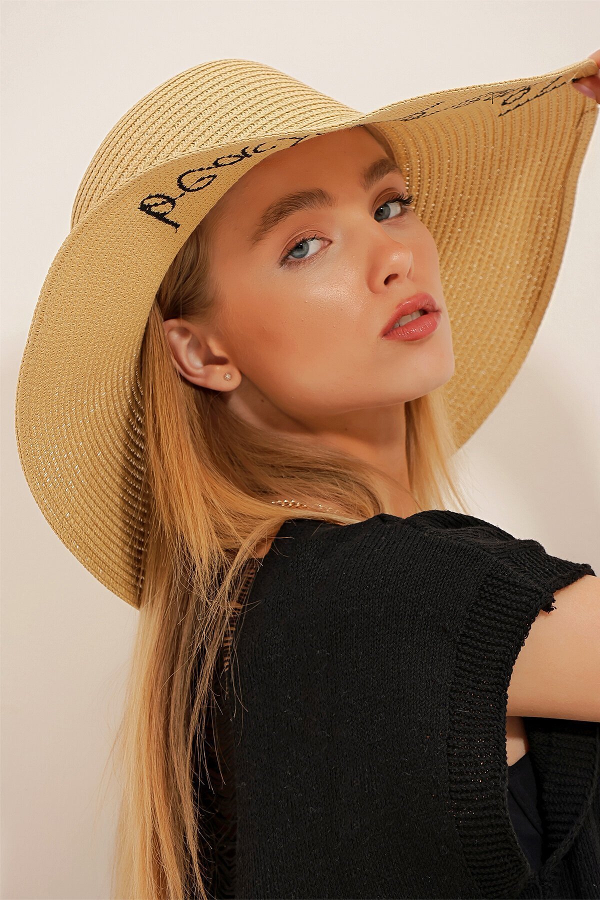 Bej Yazı Nakışlı Hasır Plaj Şapka