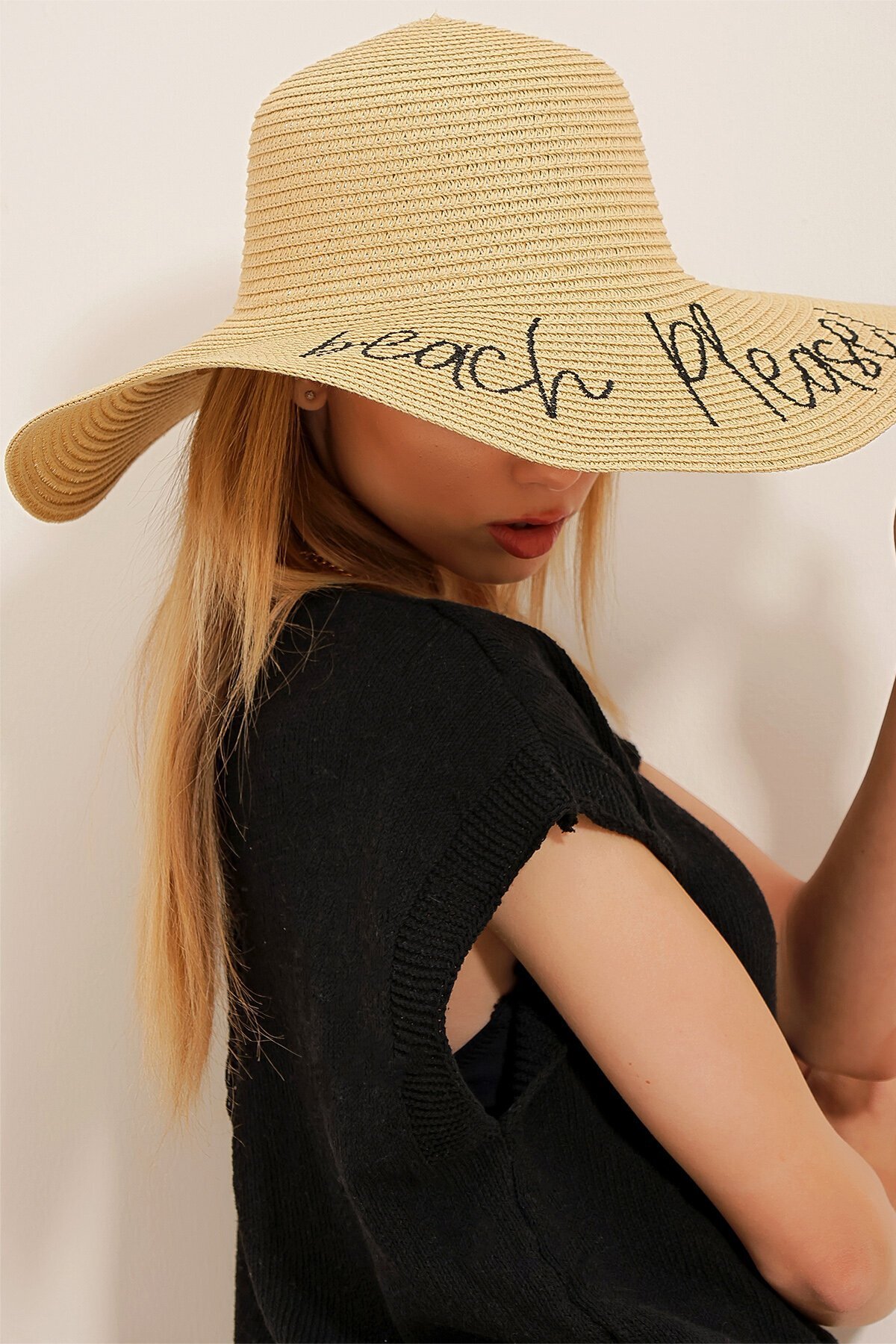 Bej Yazı Nakışlı Hasır Plaj Şapka