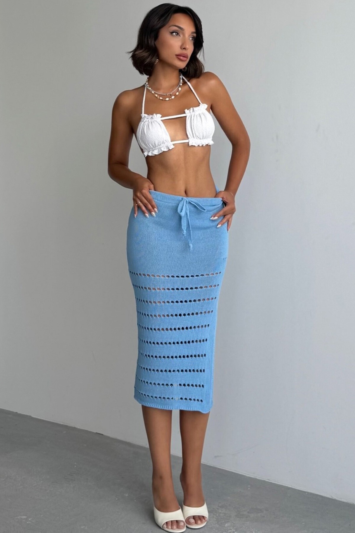 Mavi Yırtmaç Detaylı Bağlamalı Ajurlu Midi Boy Etek