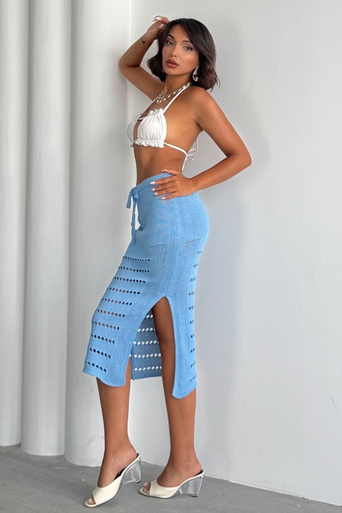 Mavi Yırtmaç Detaylı Bağlamalı Ajurlu Midi Boy Etek