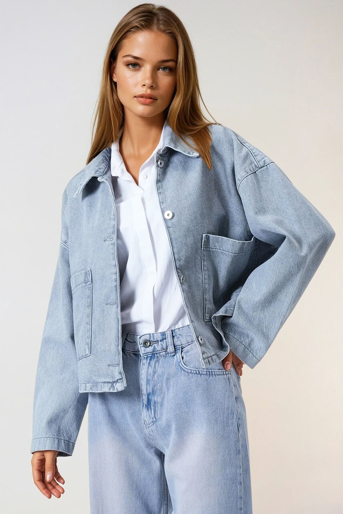 Açık Mavi Çift Cepli Düğme Kapamalı Denim Ceket