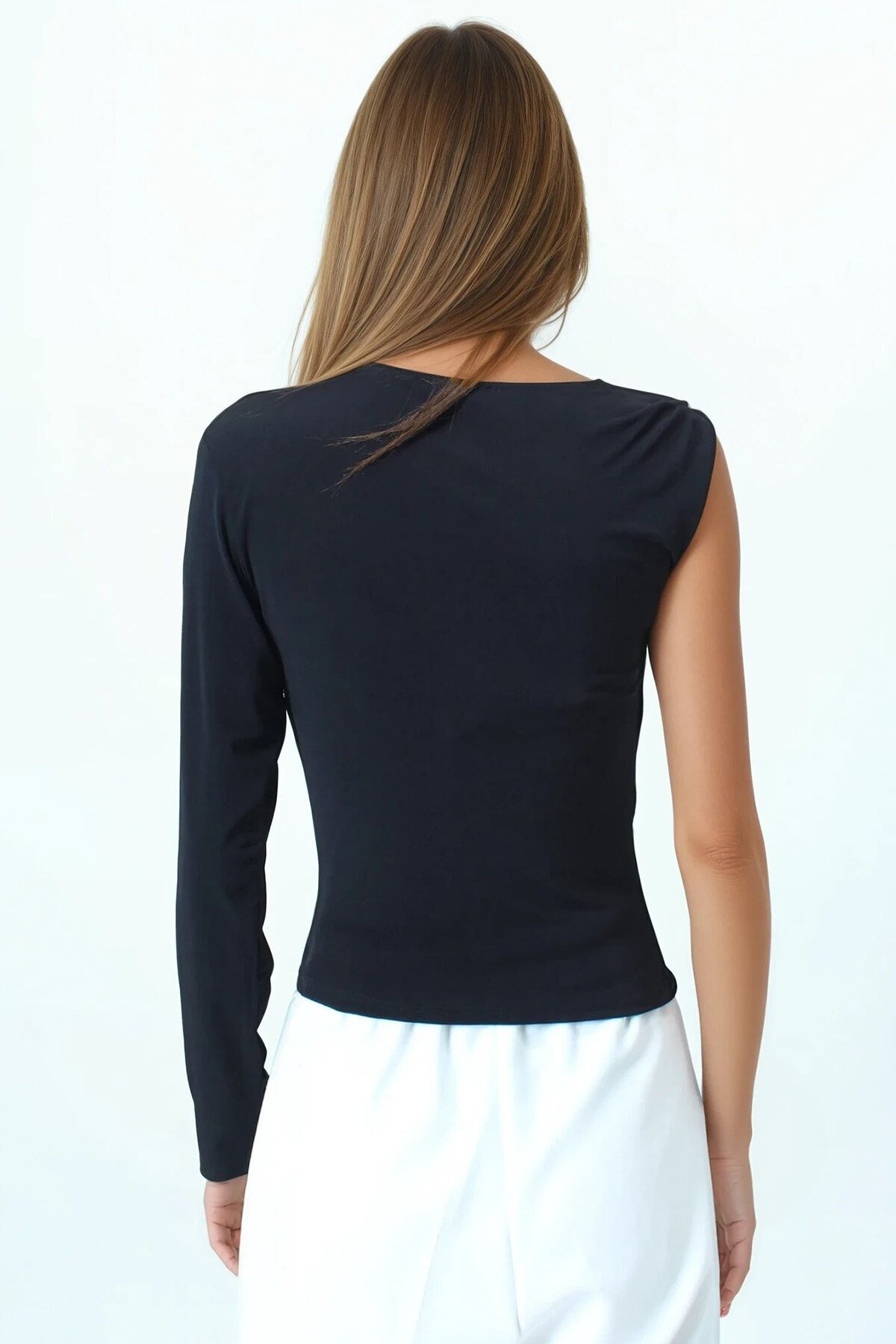 Aksesuar Detaylı Tek Kollu Yanı Büzgülü Bluz