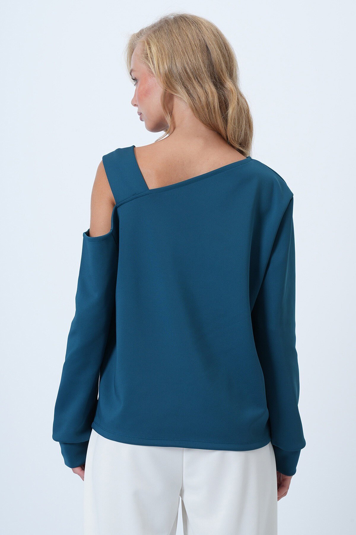 Asimetrik Kesim Omuzu Bant Detaylı Örme Bluz