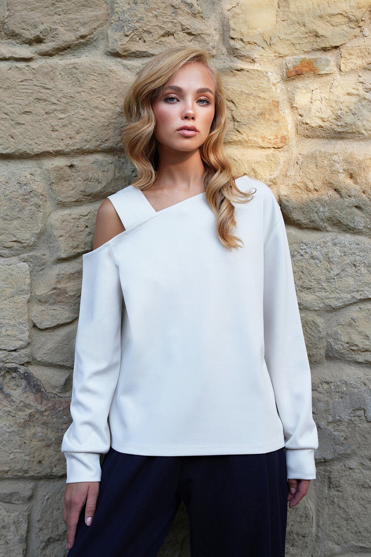 Asimetrik Kesim Omuzu Bant Detaylı Örme Bluz