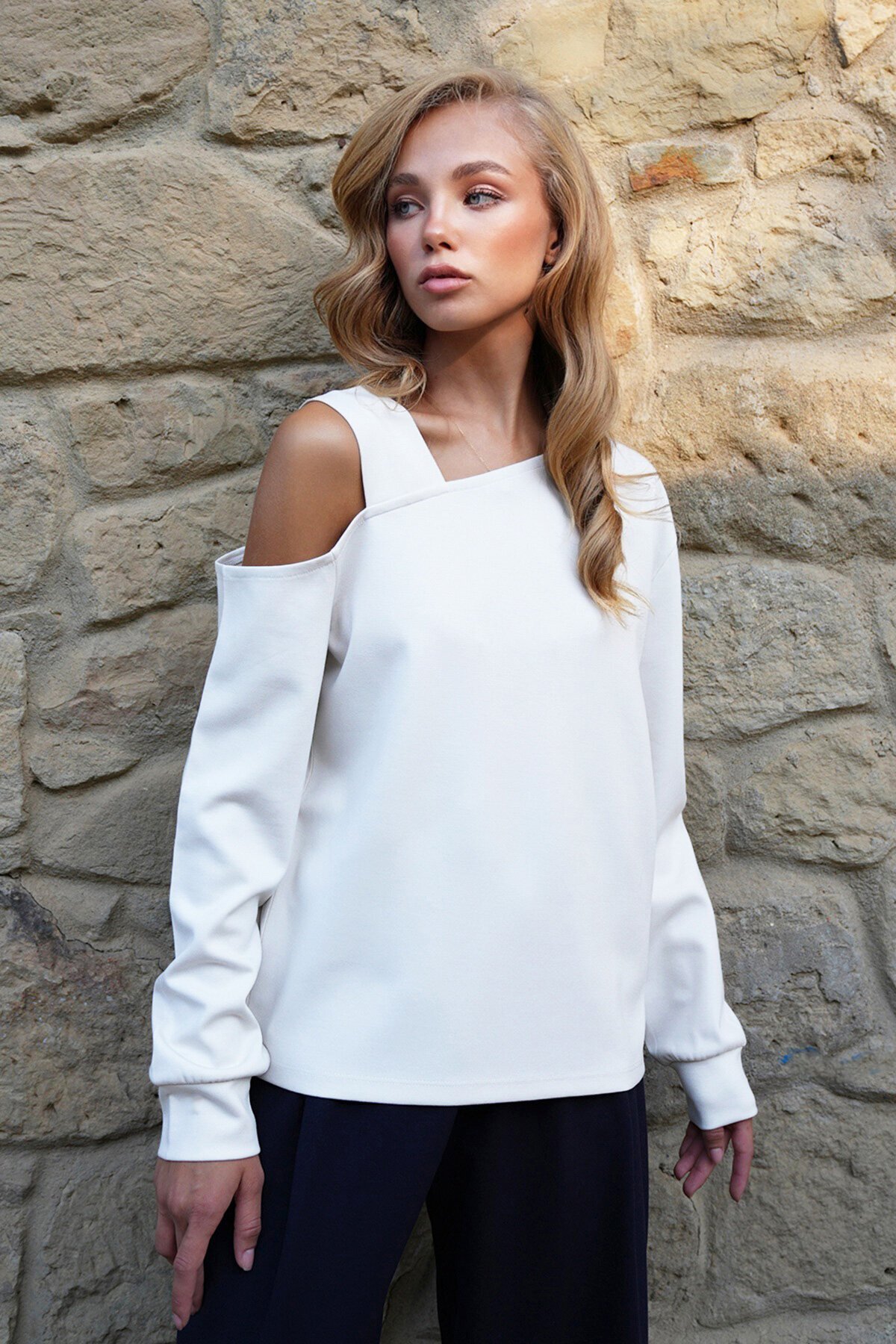 Asimetrik Kesim Omuzu Bant Detaylı Örme Bluz