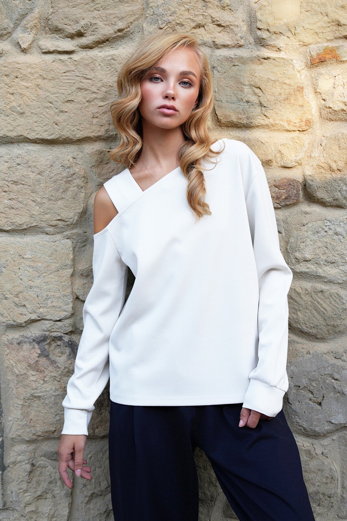 Asimetrik Kesim Omuzu Bant Detaylı Örme Bluz