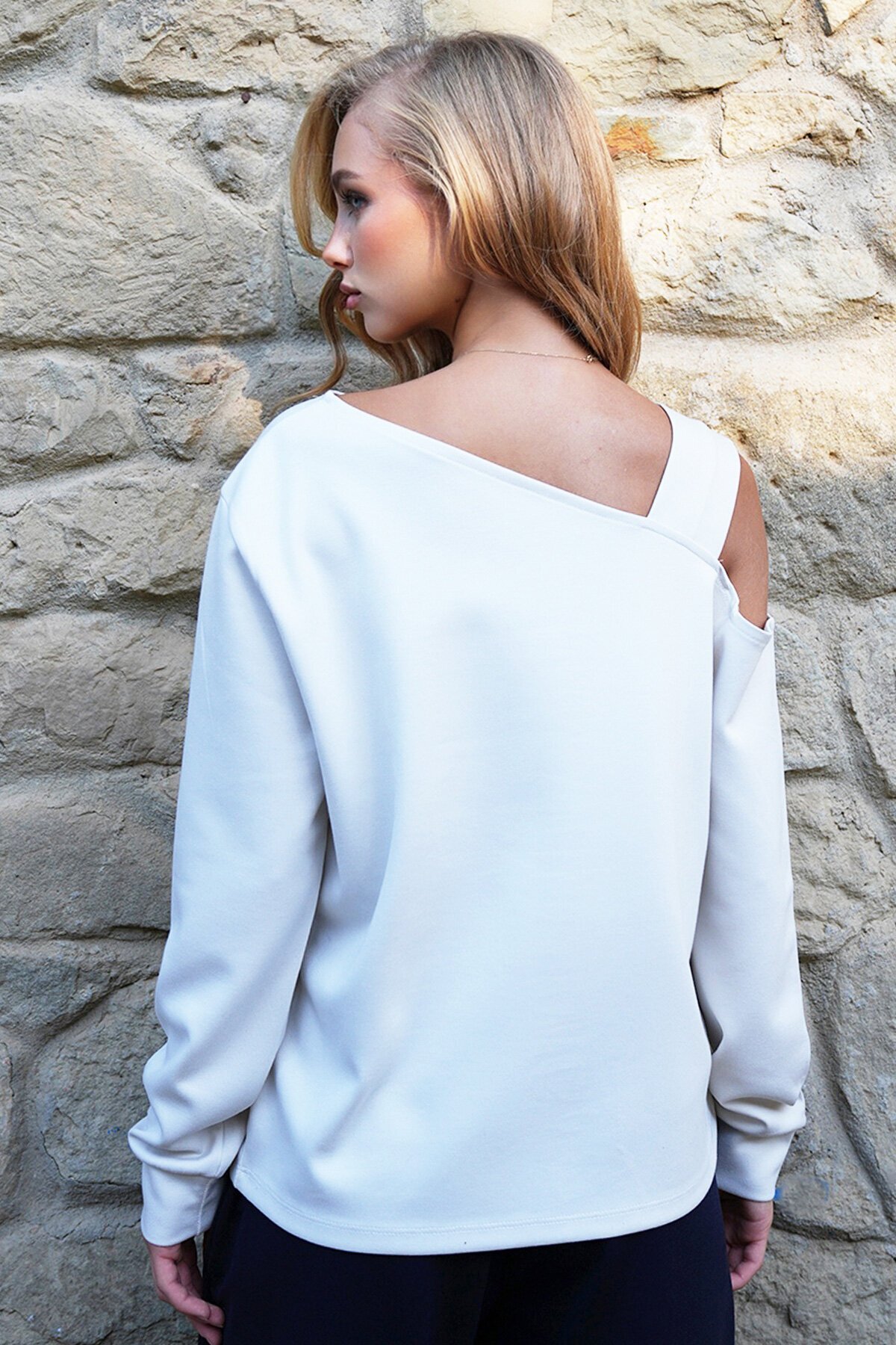 Asimetrik Kesim Omuzu Bant Detaylı Örme Bluz