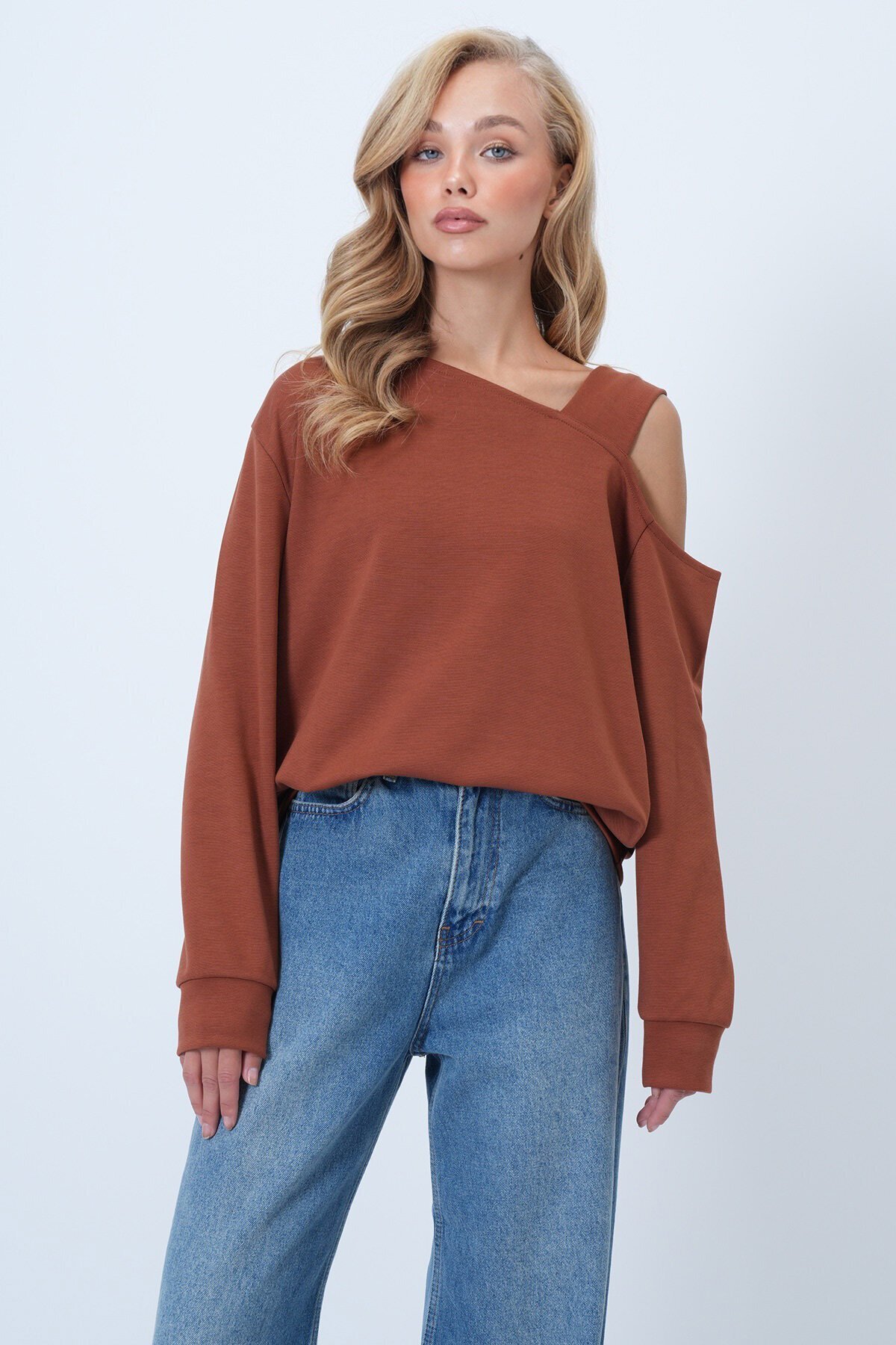 Asimetrik Kesim Omuzu Bant Detaylı Örme Bluz