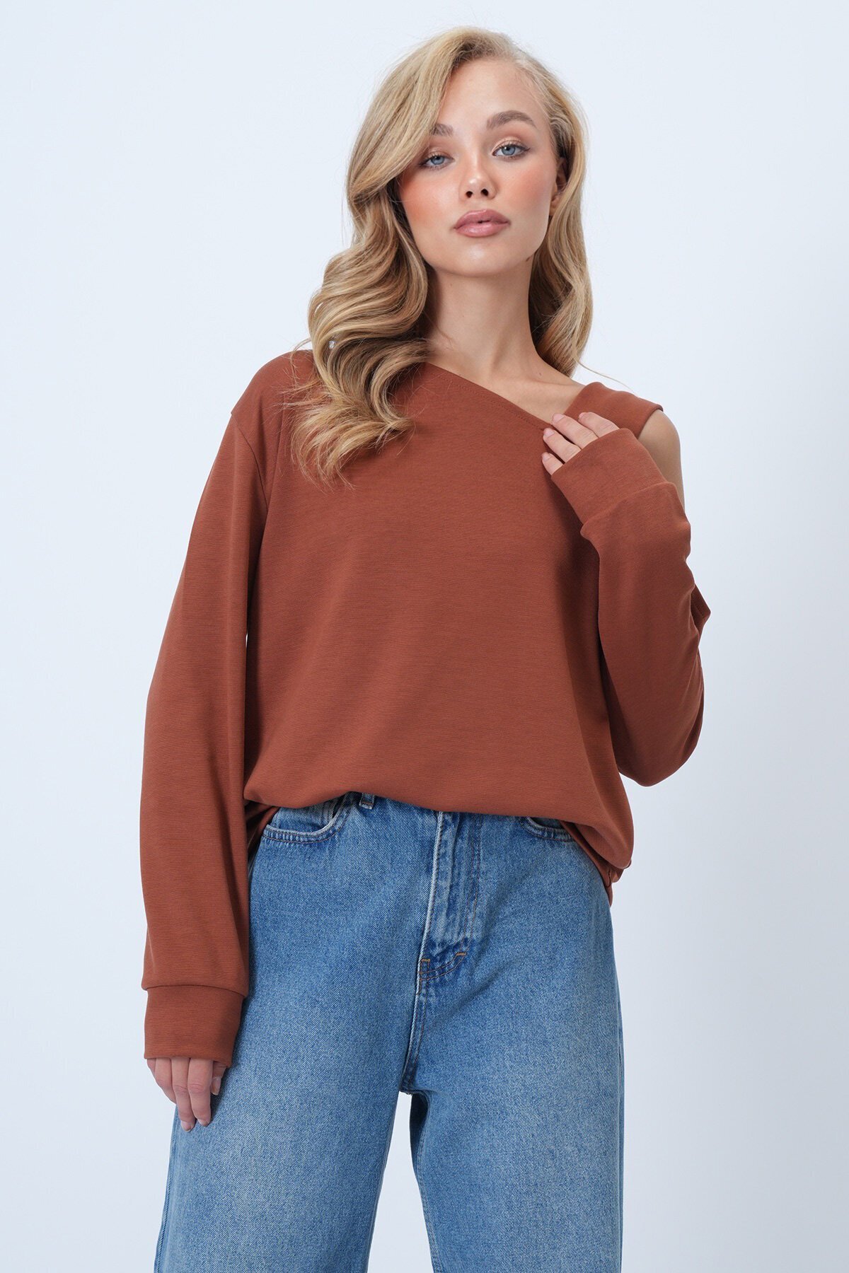 Asimetrik Kesim Omuzu Bant Detaylı Örme Bluz