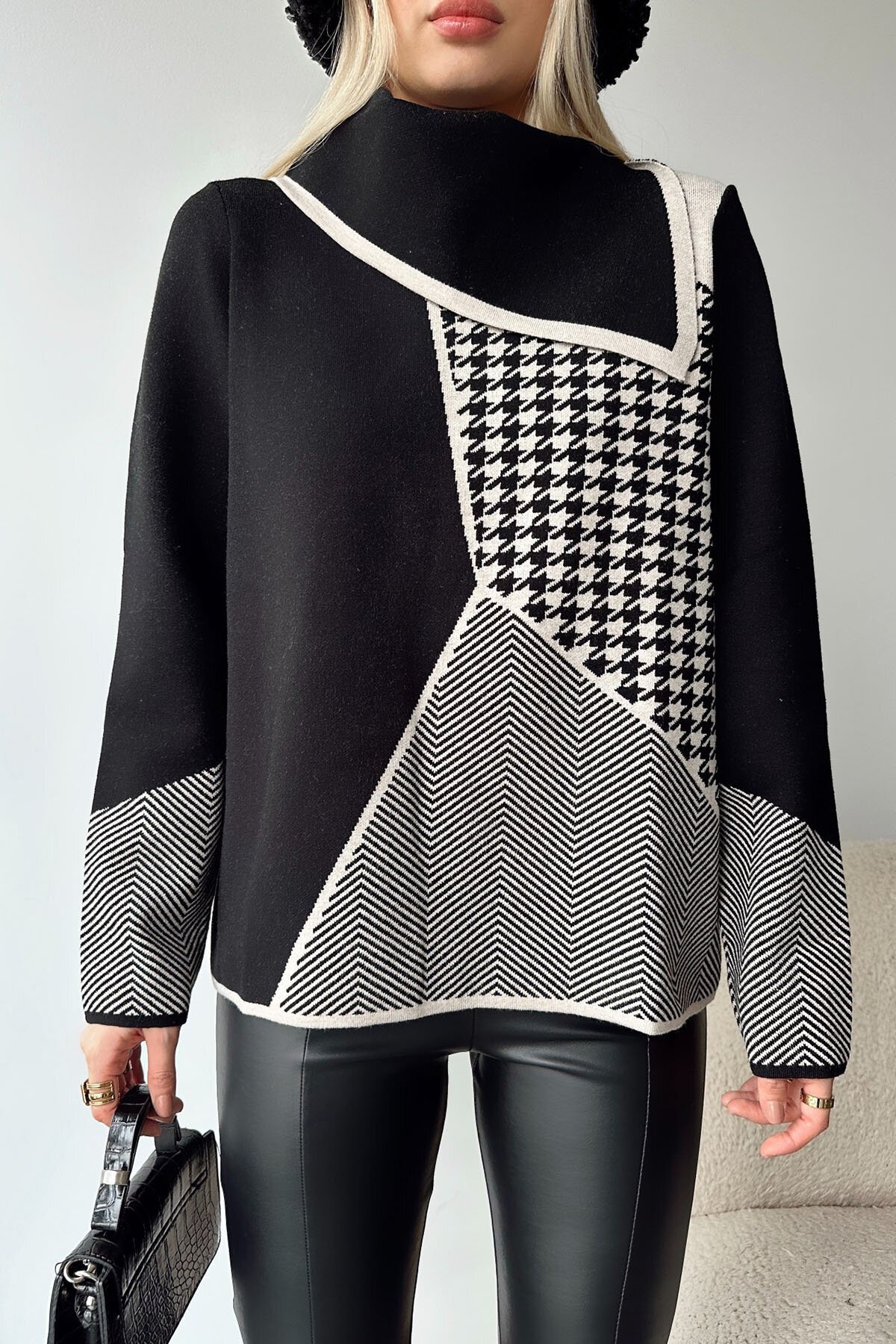 Siyah Asimetrik Yaka Şeritli Uzun Kollu Triko Kazak
