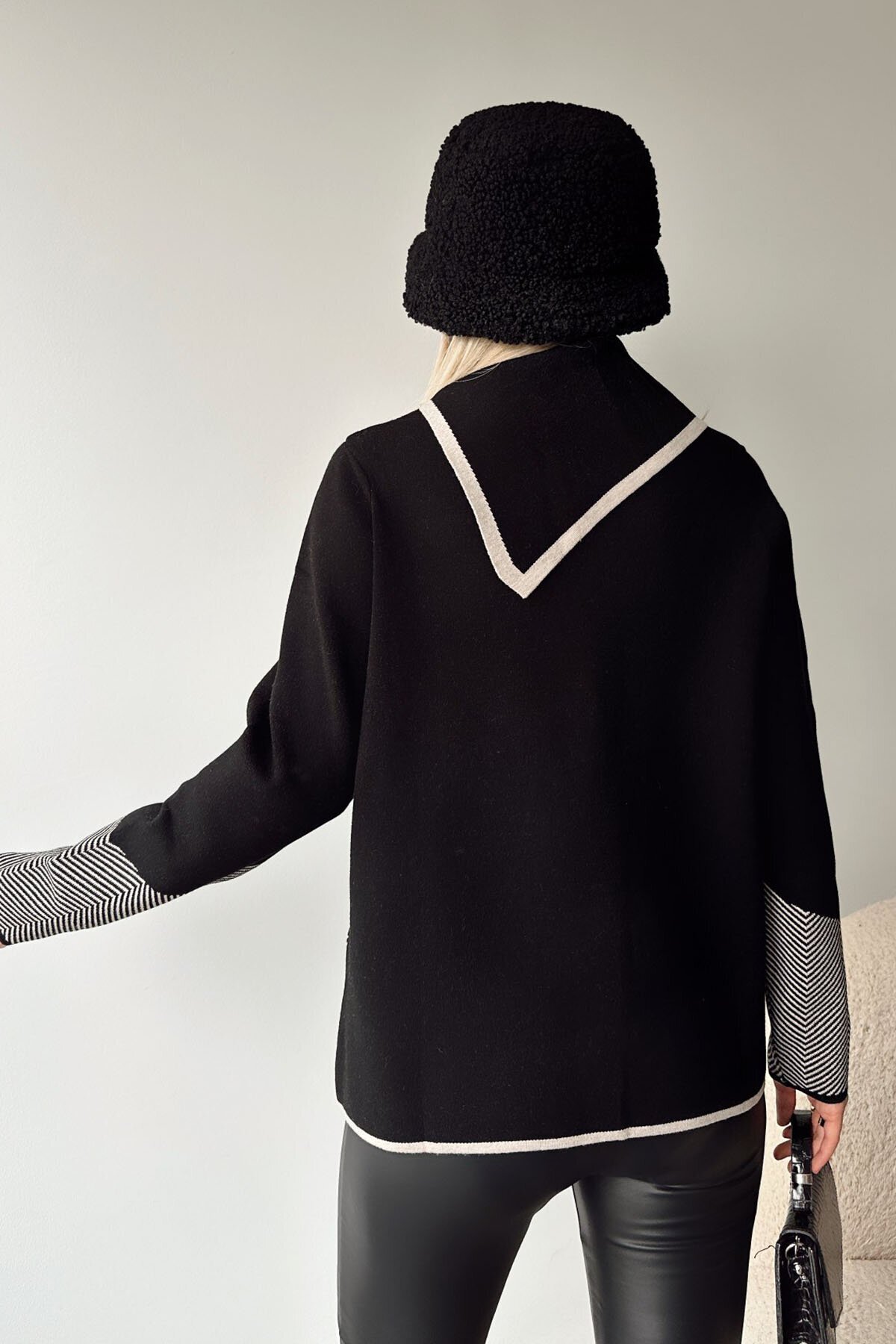 Siyah Asimetrik Yaka Şeritli Uzun Kollu Triko Kazak