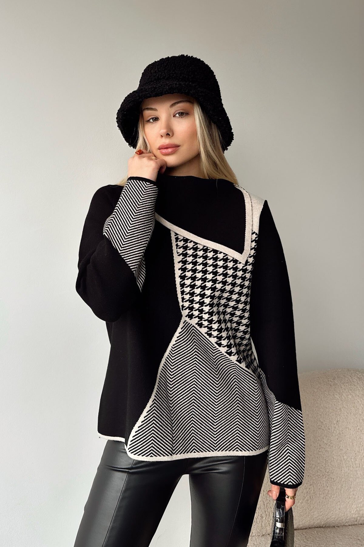 Siyah Asimetrik Yaka Şeritli Uzun Kollu Triko Kazak