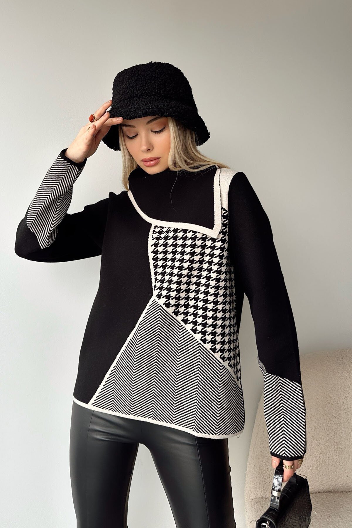 Siyah Asimetrik Yaka Şeritli Uzun Kollu Triko Kazak