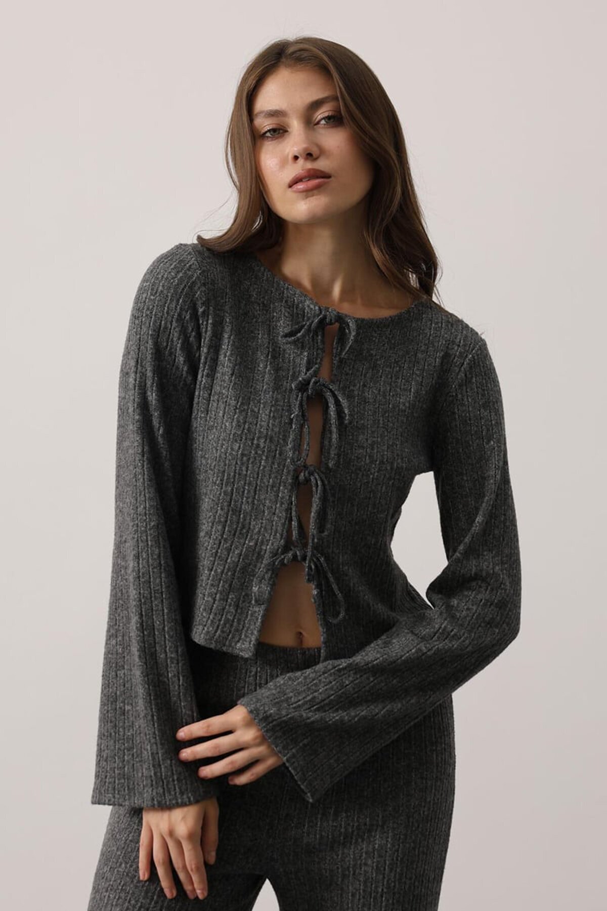 Bağcıklı Uzun Kollu Fiyonklu Triko Bluz